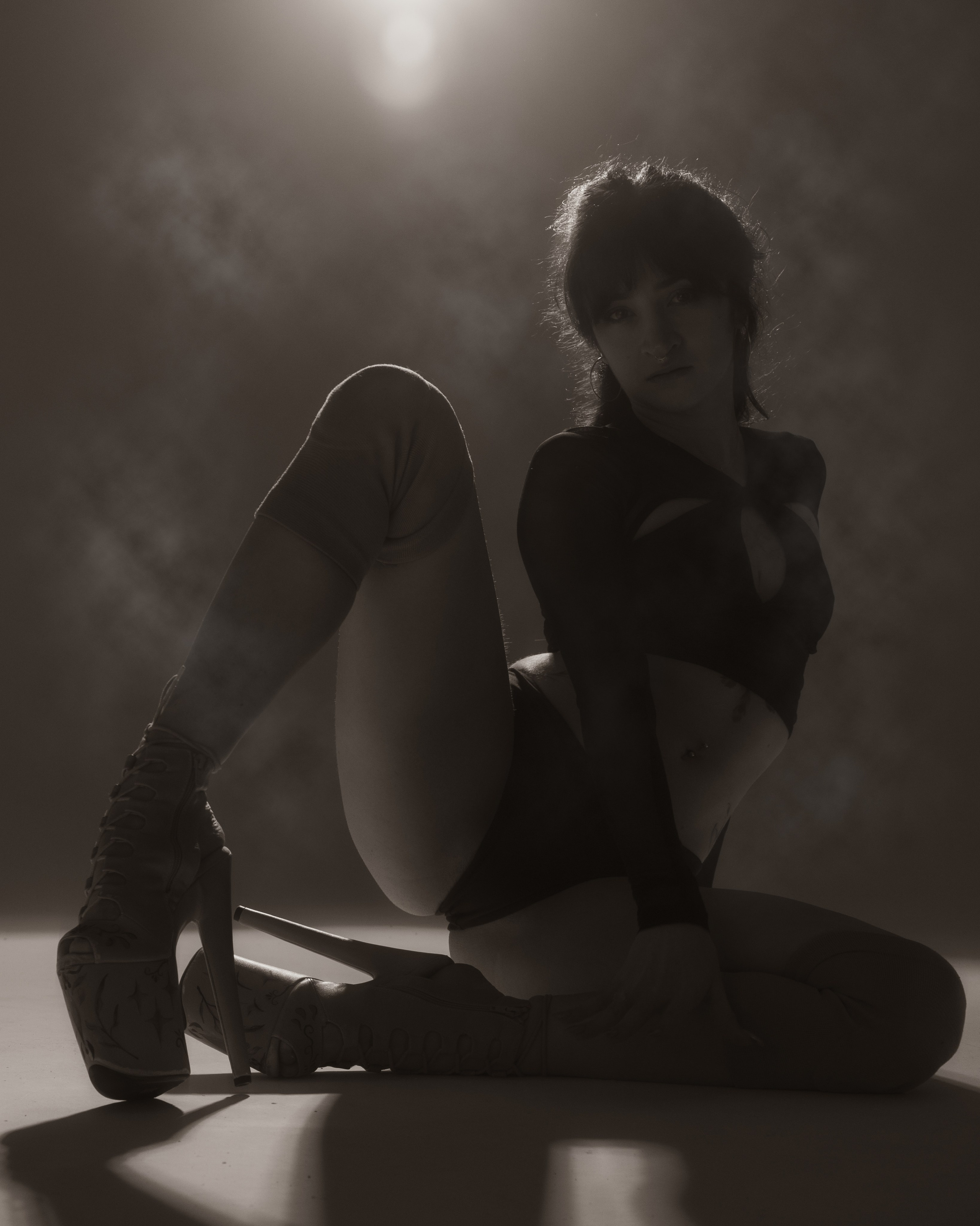fotografia kobieca zmysłowe ujęcie kobieta studio miękkie światło