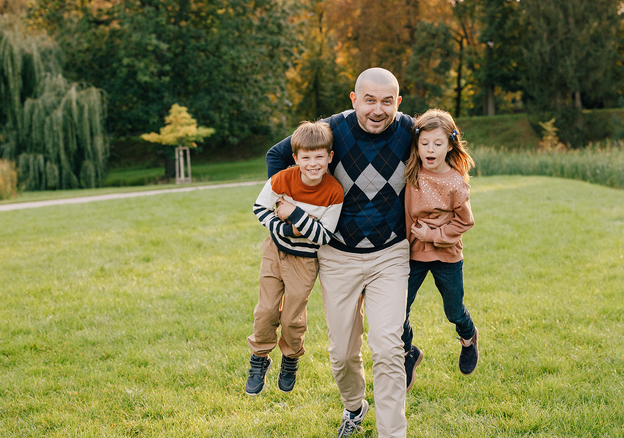 Виолетта и Георгий с детьми в парке. Семейный и свадебный фотограф в Праге Наталья Федори