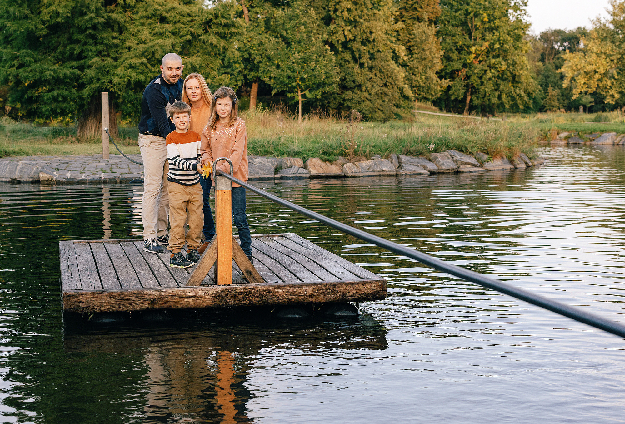 Виолетта и Георгий с детьми в парке. Семейный и свадебный фотограф в Праге Наталья Федори