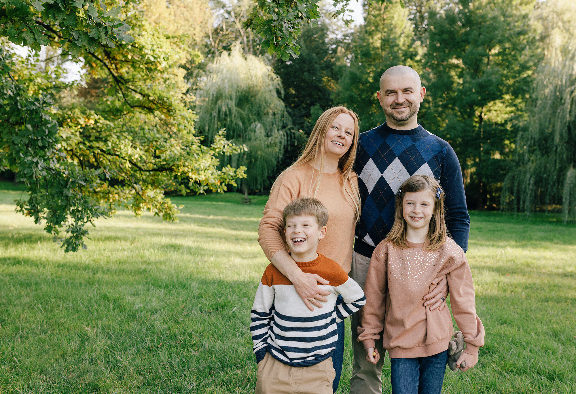 Виолетта и Георгий с детьми в парке. Семейный и свадебный фотограф в Праге Наталья Федори