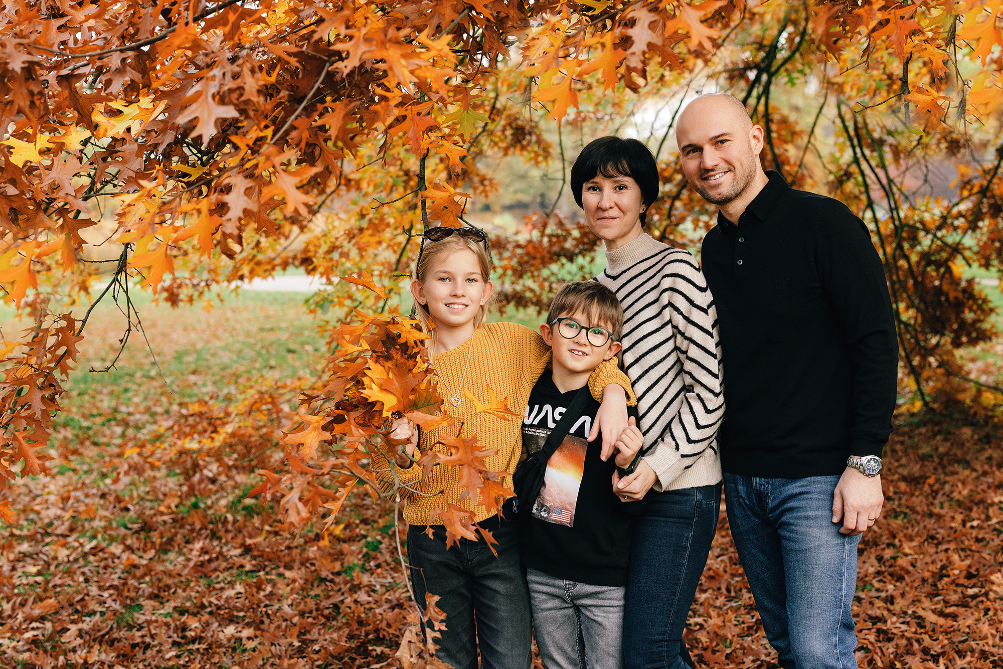 Катя с семьей в осеннем парке. Семейный и свадебный фотограф в Праге Наталья Федори