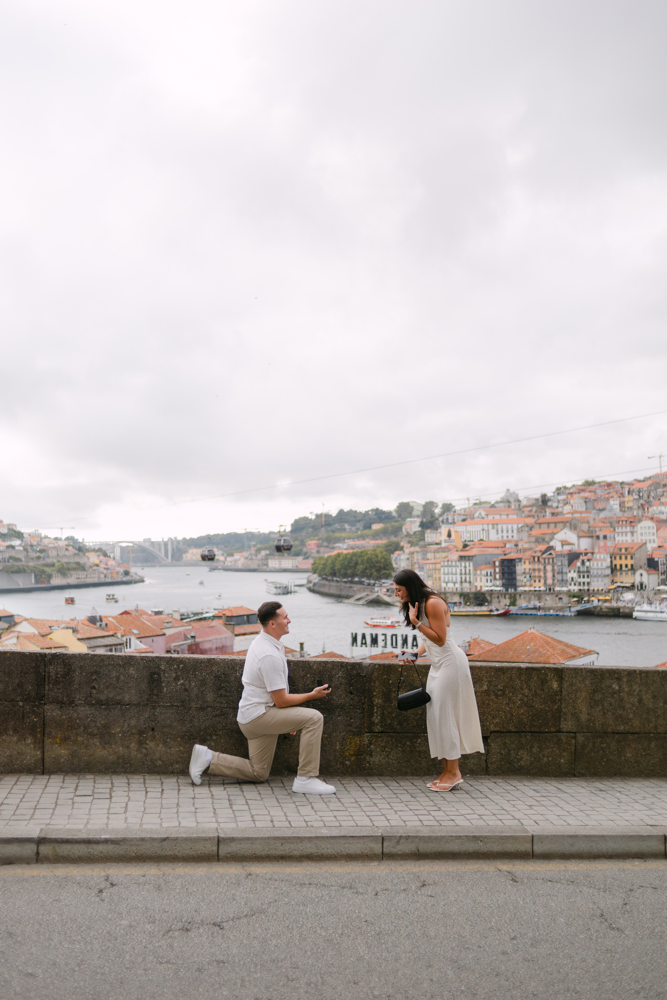 Wedding Proposal in Porto. Fotógrafo de casamentos e destination wedding no Porto, Portugal — Davi Valente | Lisboa, Douro, Roma e Lago de Como