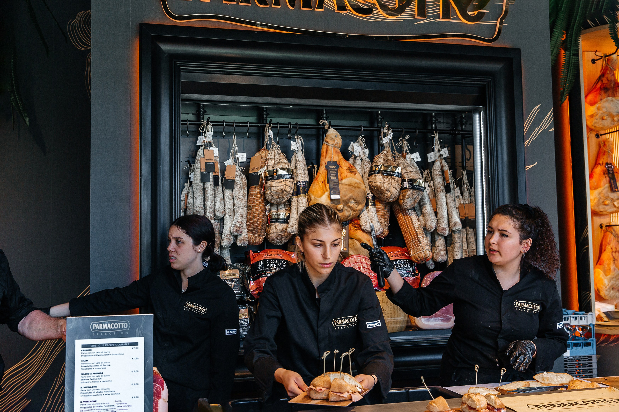 Stand Parmacotto Group alla fiera Cibus 2024 a Parma, Il prosciutto cotto da maiale nero e i panini stellati