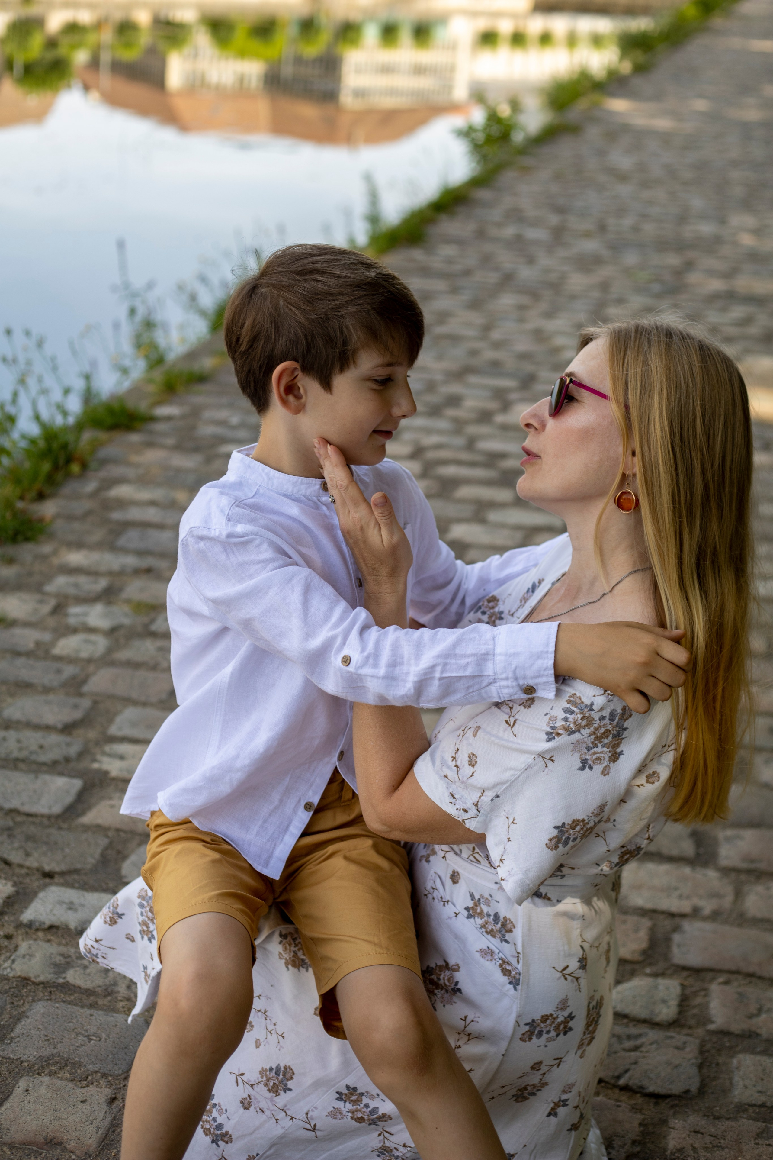 Maman et fils – moments chaleureux partagés. Photographe et graphiste Anastasiia LITVIN - Besançon, France