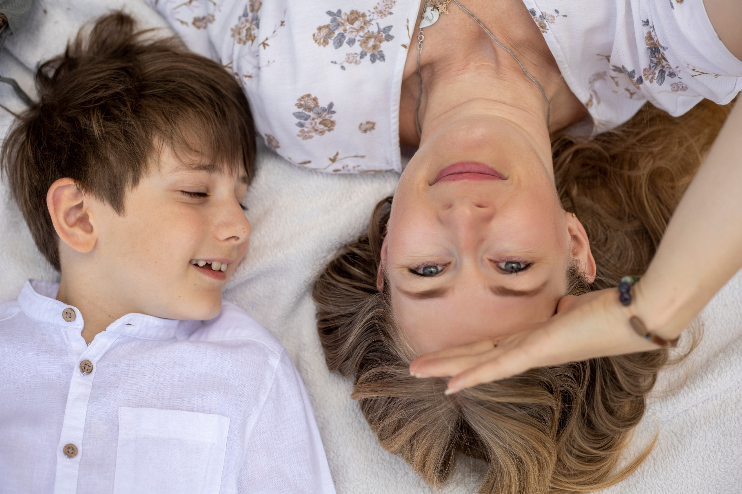 Maman et fils – moments chaleureux partagés. Photographe et graphiste Anastasiia LITVIN - Besançon, France