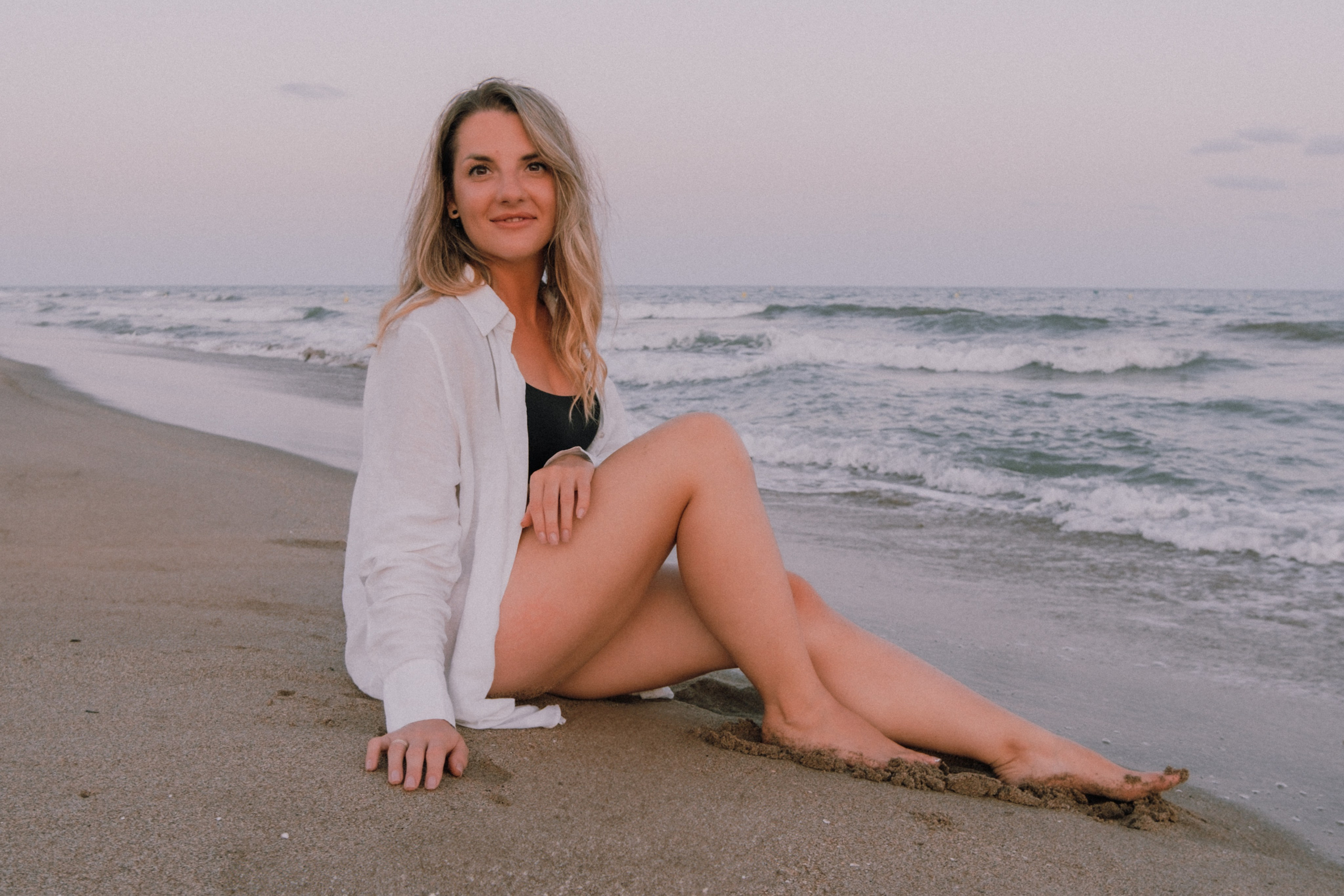 Sesión de amigas en la playa. Fotografía profesional en Calafell - Elena Medvedeva