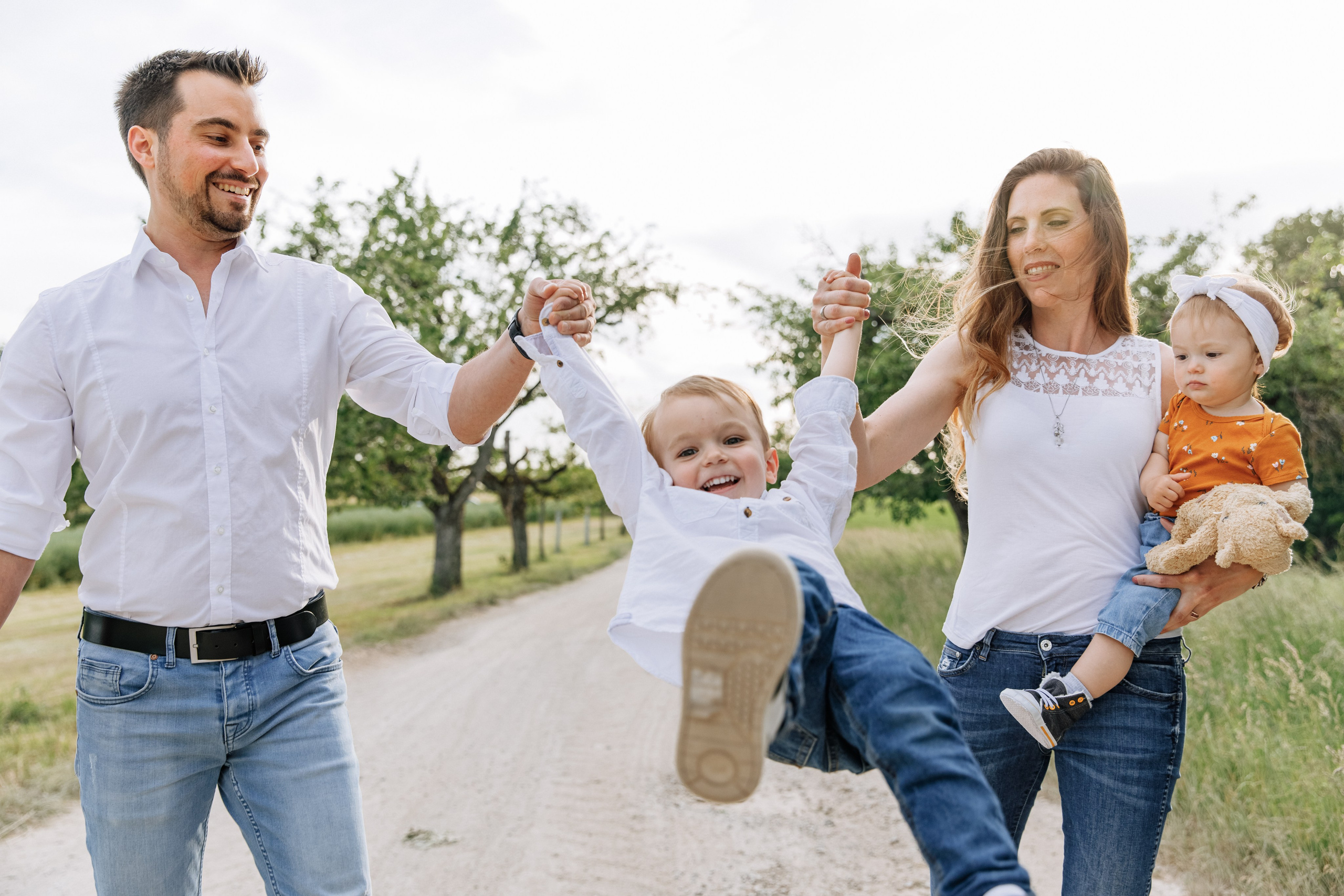 Mama und Papa spielen während des Fotoshootings mit den Kindern.