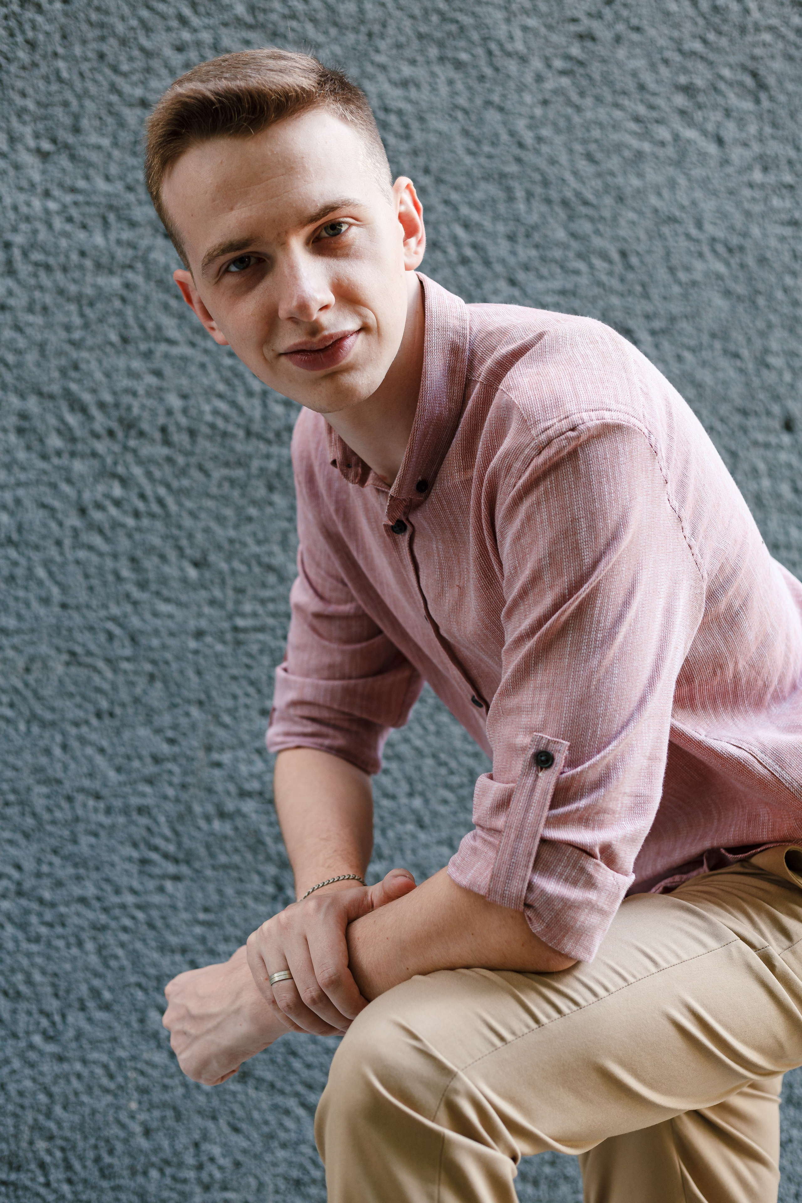 La novia y el novio en el fondo de un picnic de boda. Fotógrafo de retrato, familia y reportajes en Valencia | España | Europa Vitalii Lumier