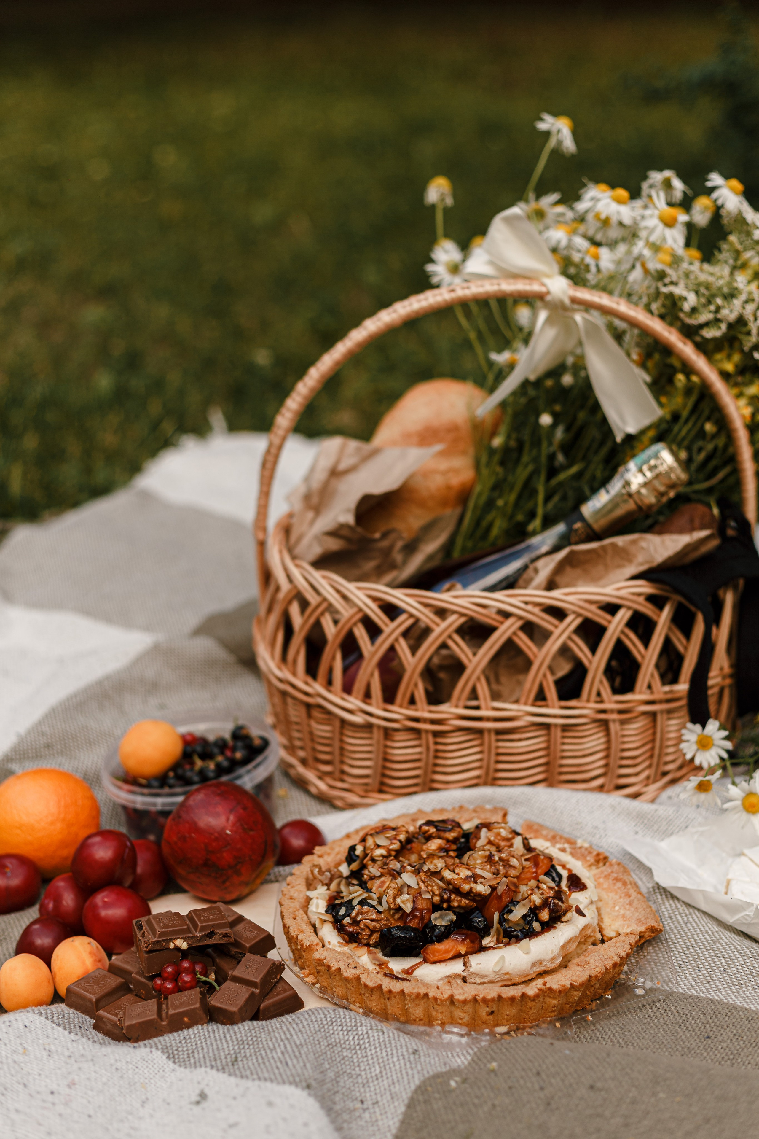 La novia y el novio en el fondo de un picnic de boda. Fotógrafo de retrato, familia y reportajes en Valencia | España | Europa Vitalii Lumier