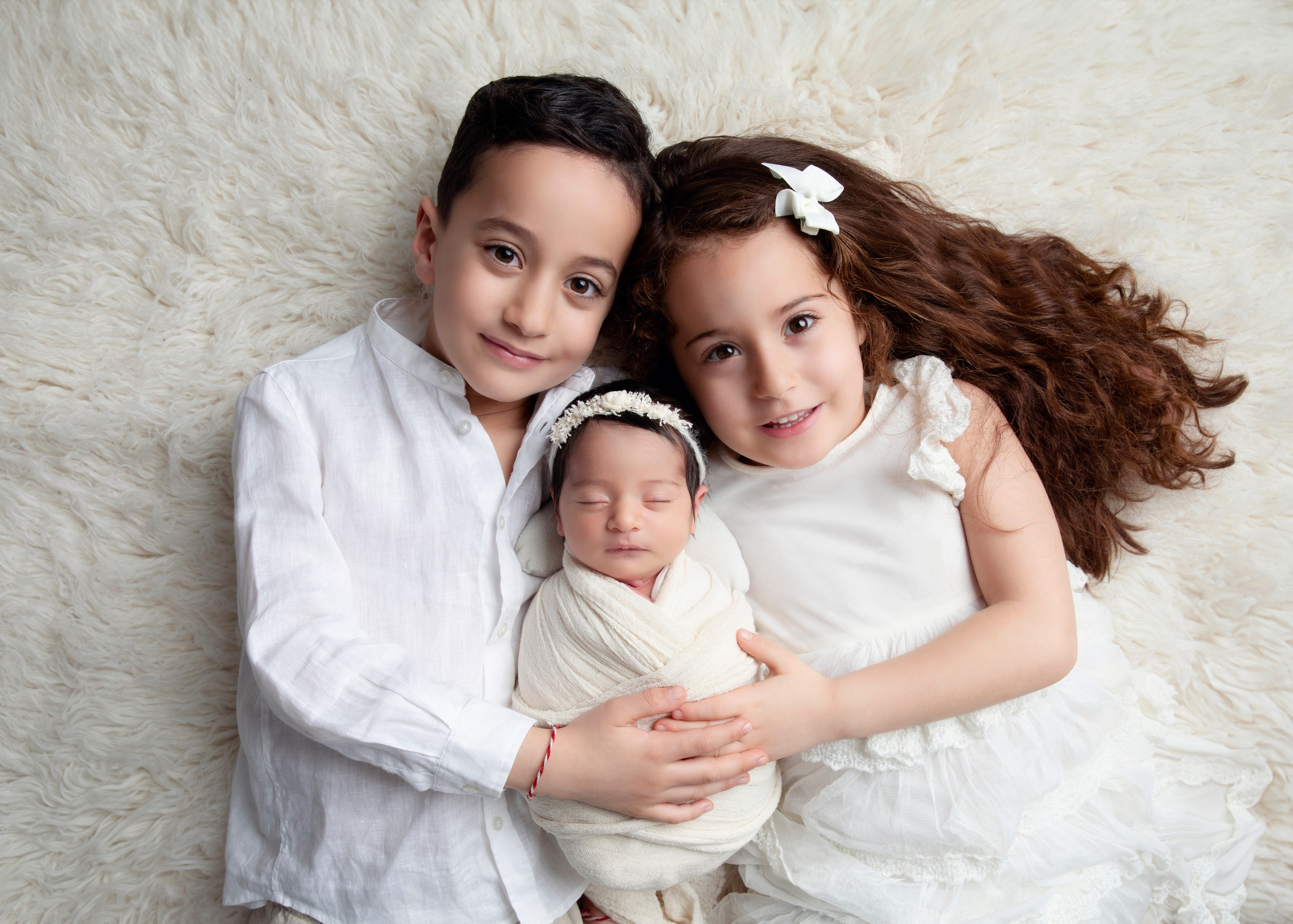 Mamma och bebis delar ett ögonblick av närhet, ett fotografi från fotosessionen full av värme.