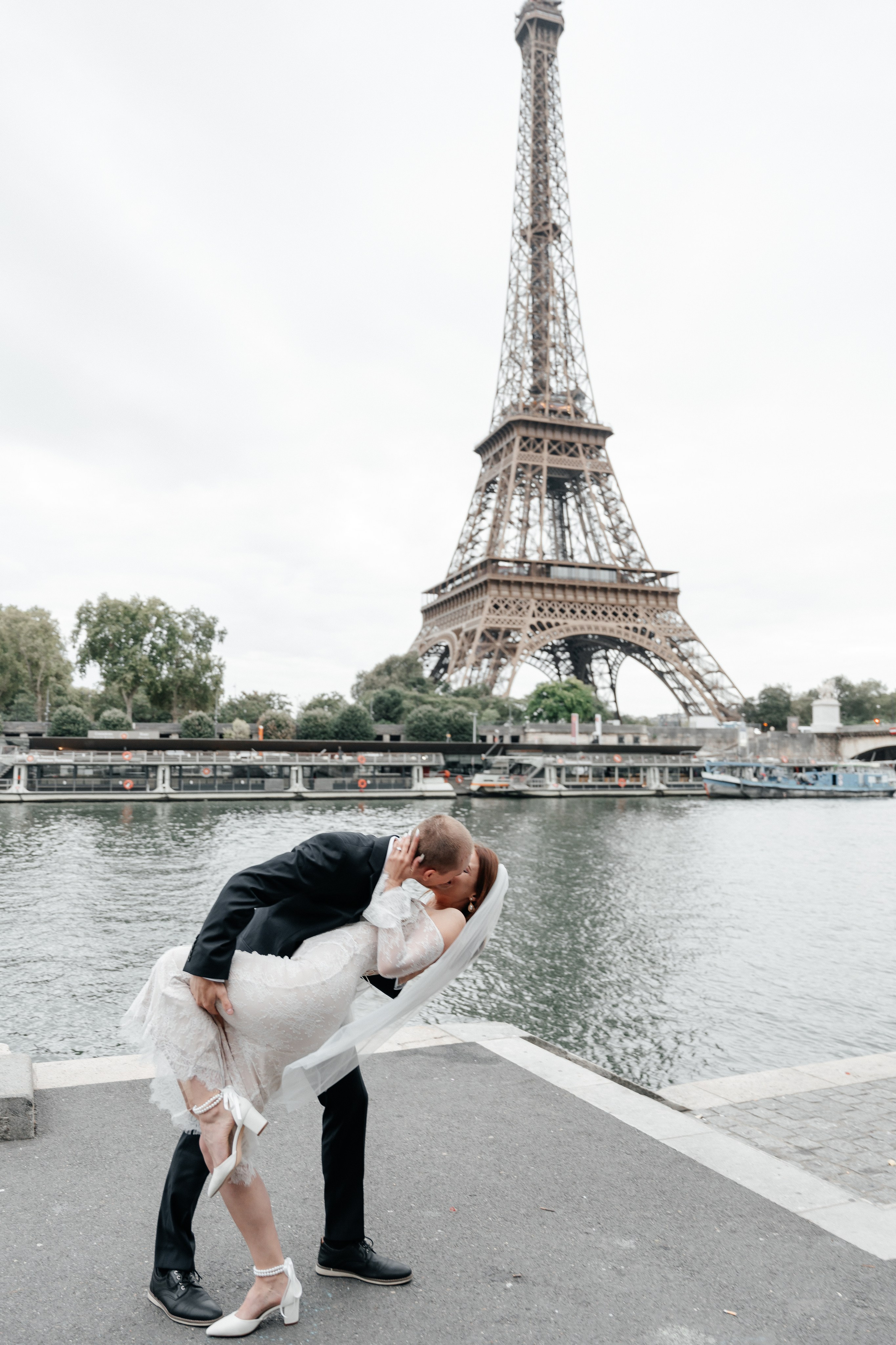 Wedding elopement. Wedding photographer in Paris Oksana Shum