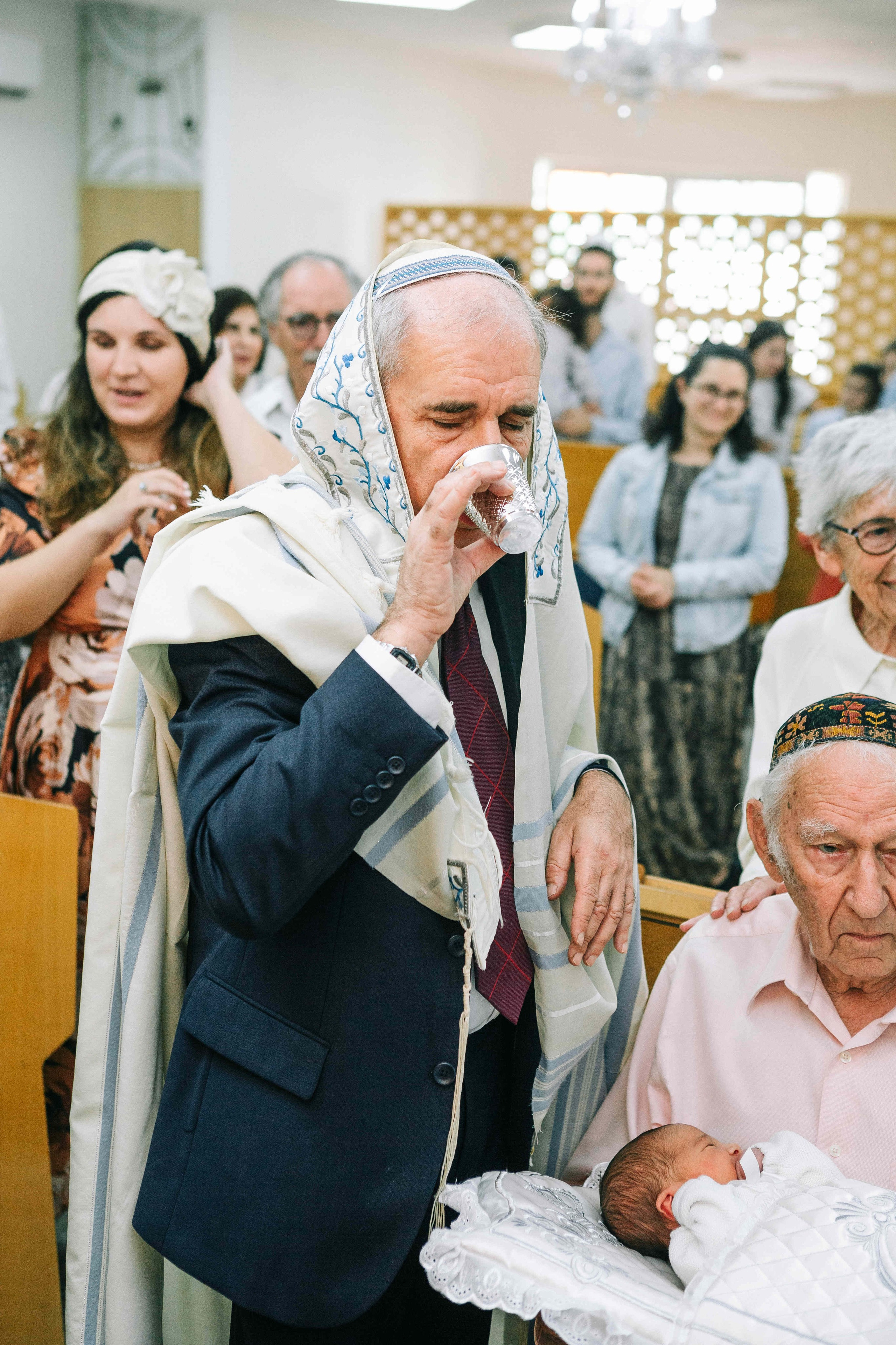 BRITH MILA IN THE SMALL SYNAGOGUE. PHOTOGRAPHER IN ISRAEL
