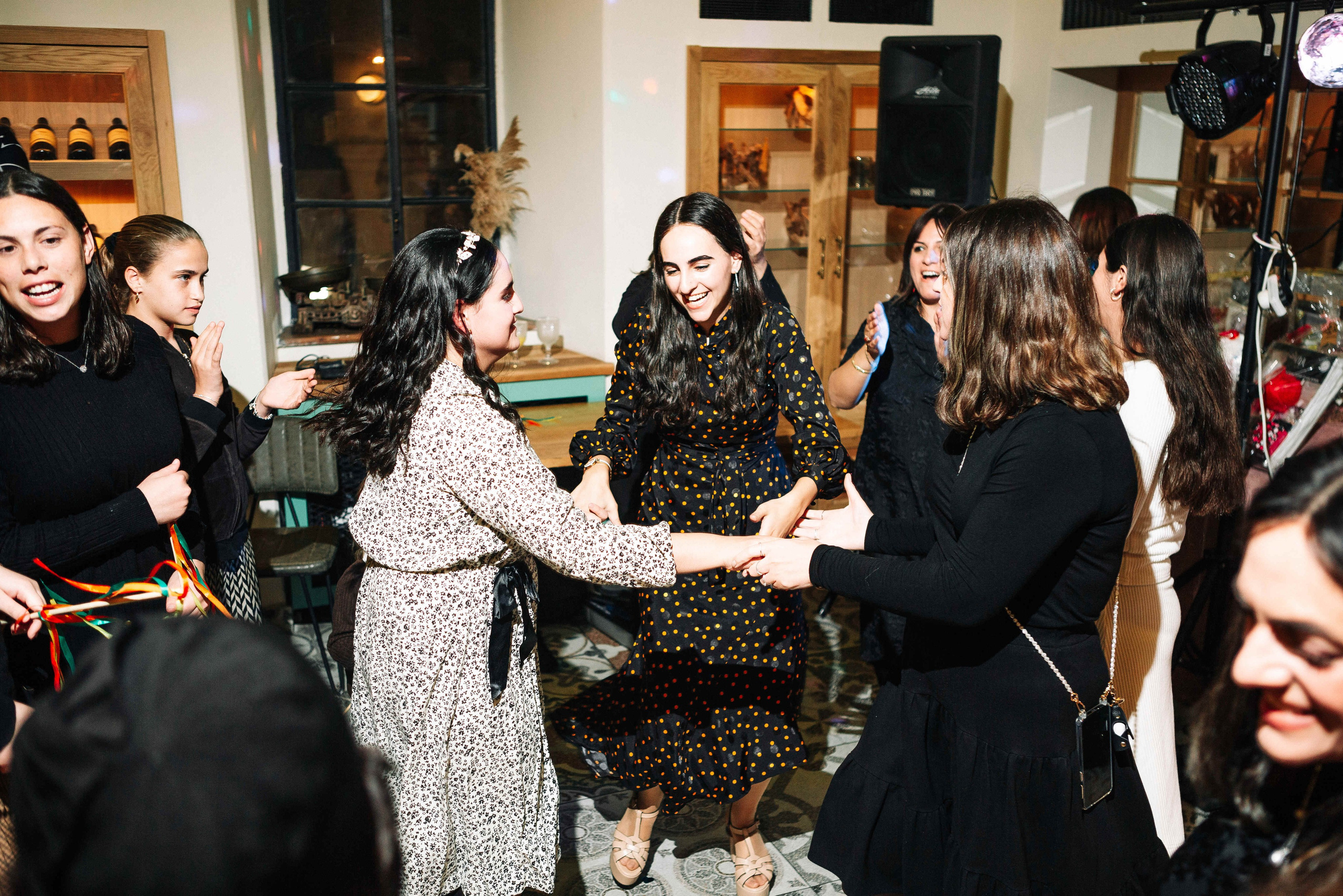 PARTY IN A RESTAURANT WITH THE WHOLE FAMILY. Https://shi-photo.com/