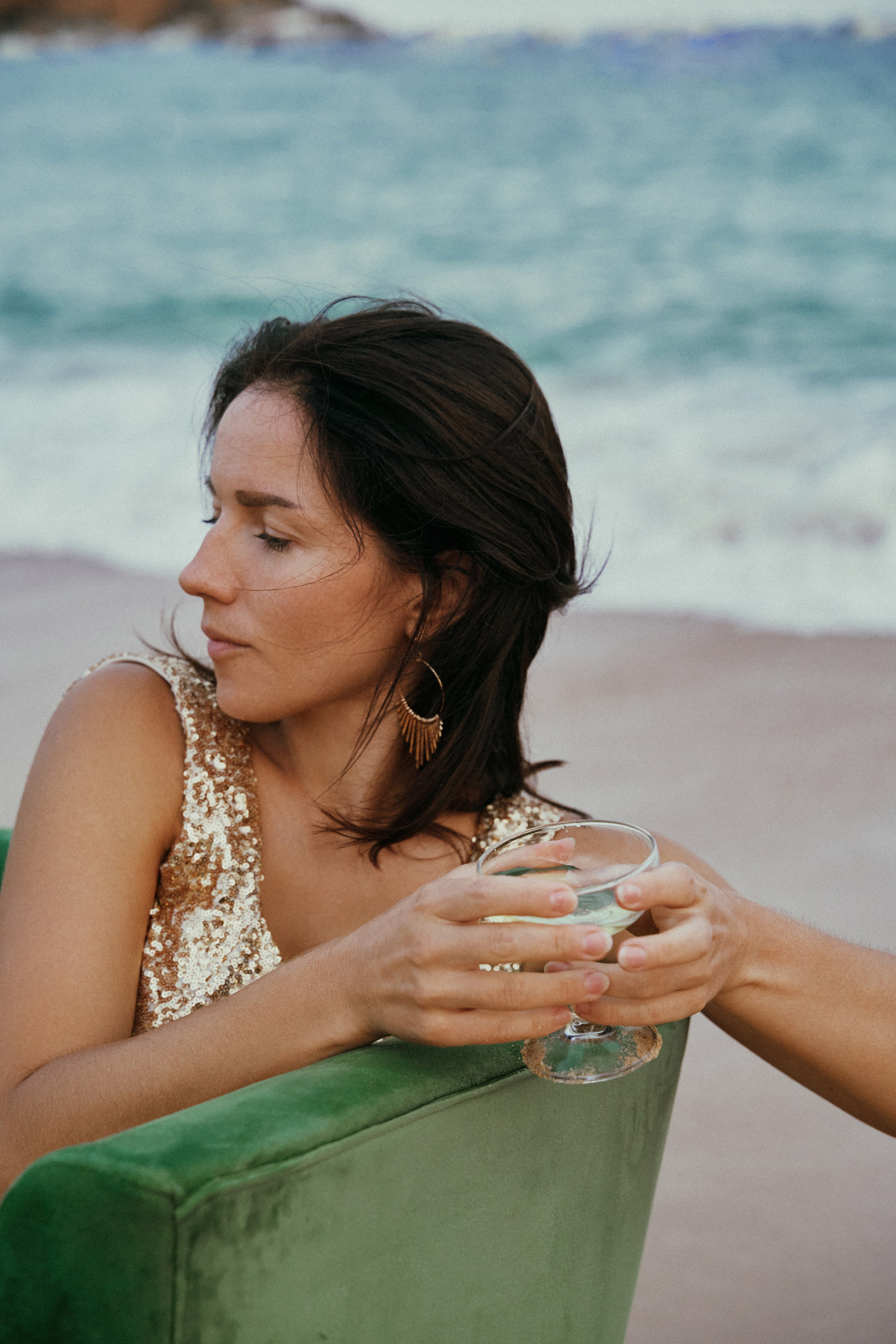 Майя. Диван на пляже. Фотограф в Барселоне Жанна Захарченко