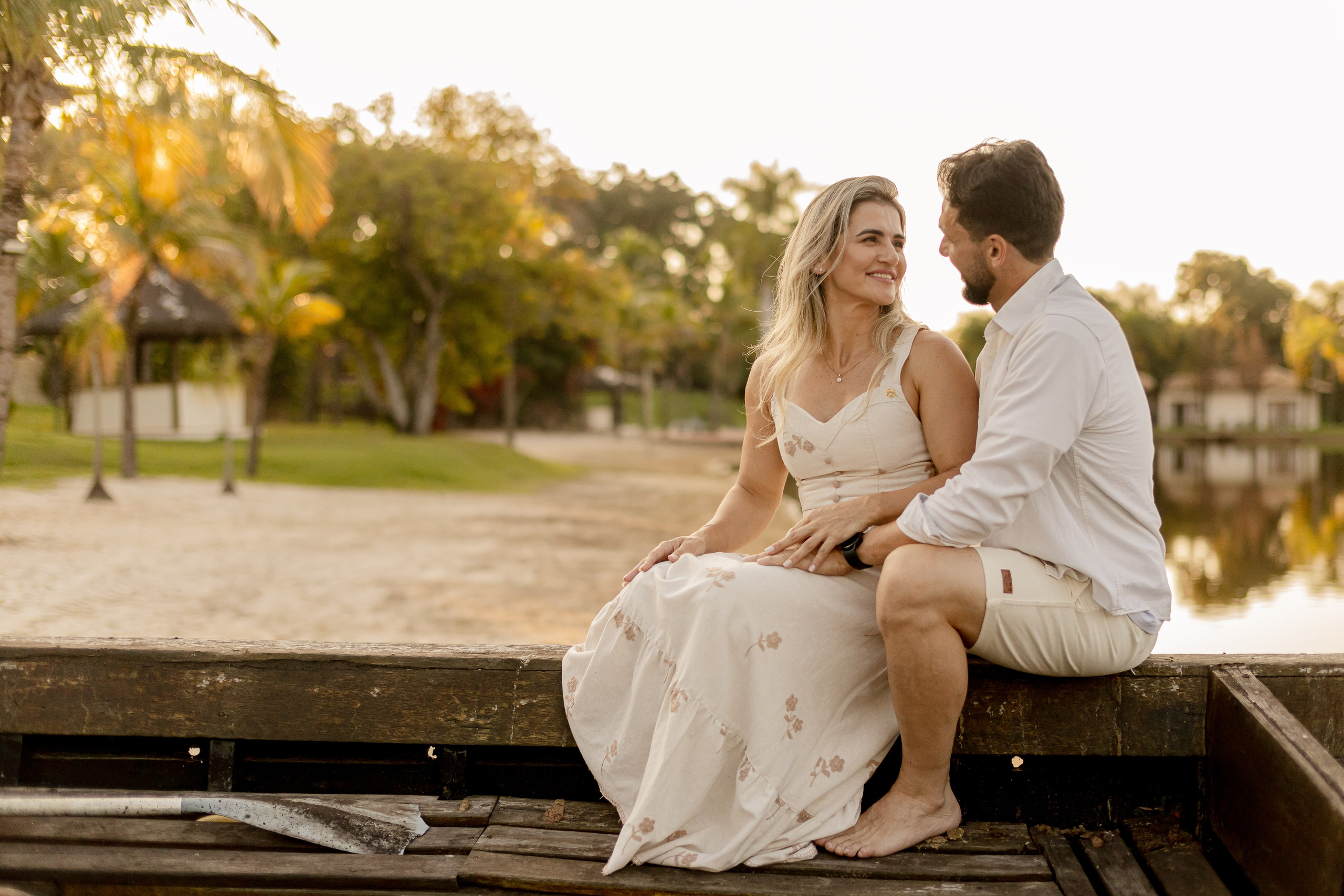 Ensaio Pré-Wedding no Interior Paulista com Lago, Areia e Pôr do Sol | Studio Melk. Tela cheia