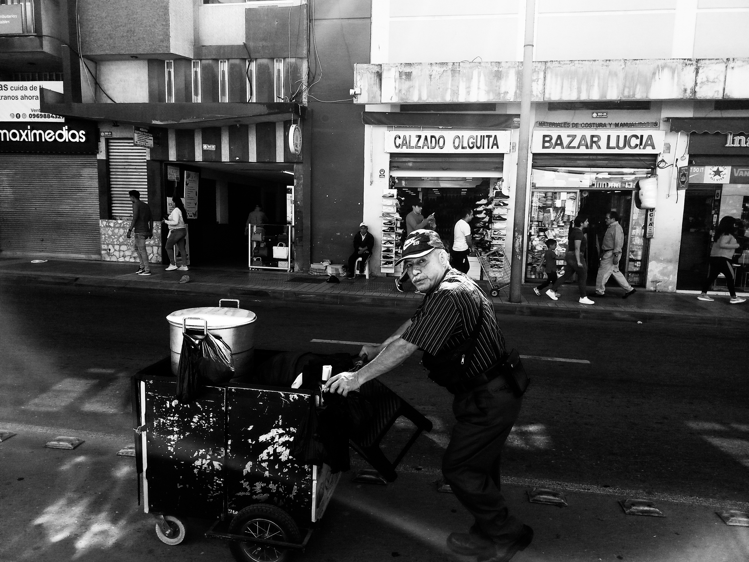 Black and White Street Photography | Jordy Chuquimarca. Jordy Chuquimarca Fotografía