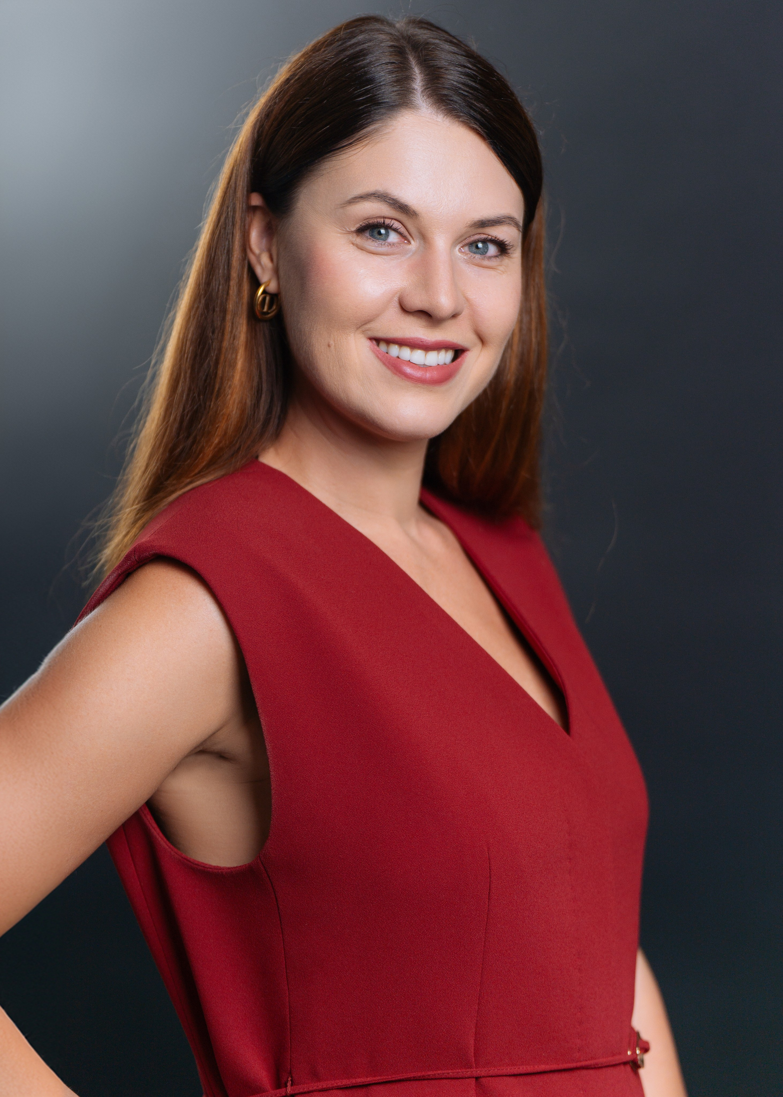 Бизнес-портрет женщины, нейтральный фон. Фото для сайта и LinkedIn, Москва