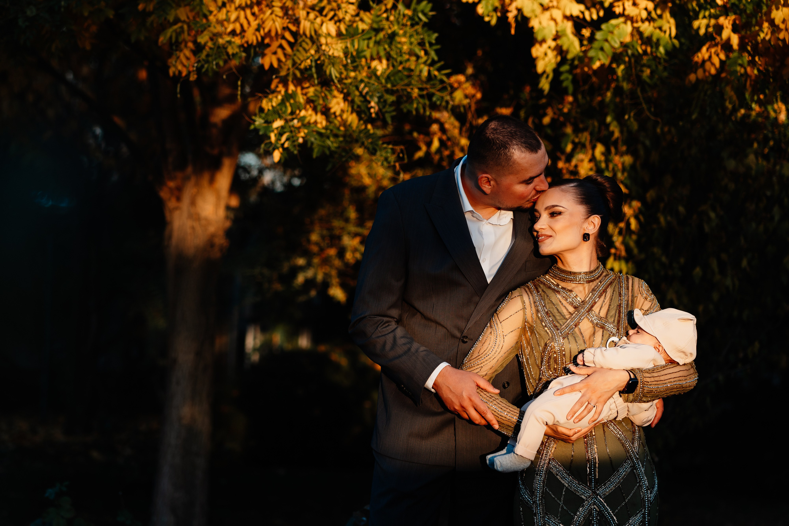 Instantaneu plin de tandrețe dintre părinți și bebeluș în ziua botezului, realizat în Craiova. Fotografie profesională de botez, capturând emoțiile autentice ale familiei într-un decor luminos și cald