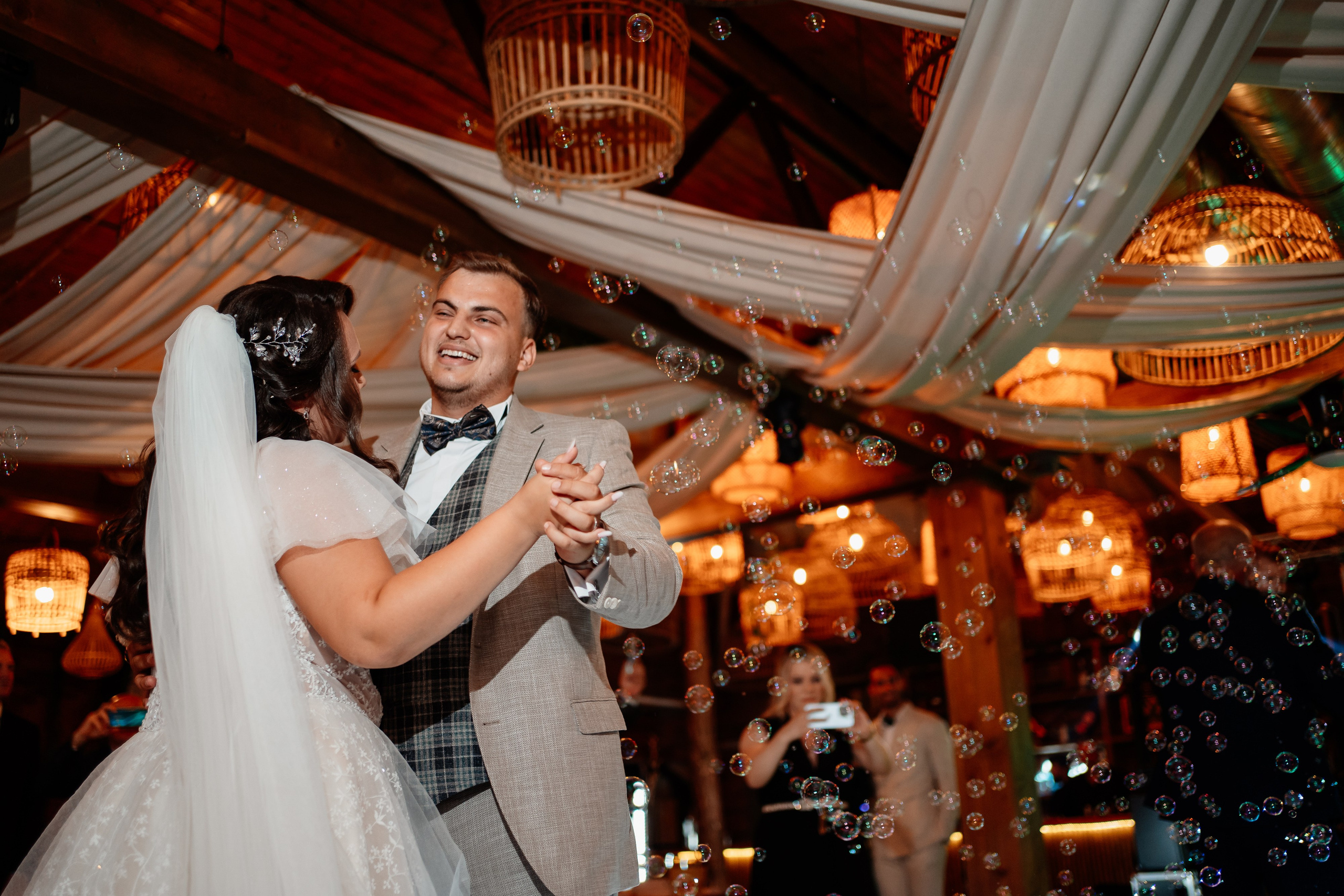 Moment emoționant între miri în ziua nunții, surprins într-un cadru natural și romantic, la Daimon Events. Fotografie de nuntă profesională, editată artistic pentru a evidenția emoția și eleganța evenimentului.