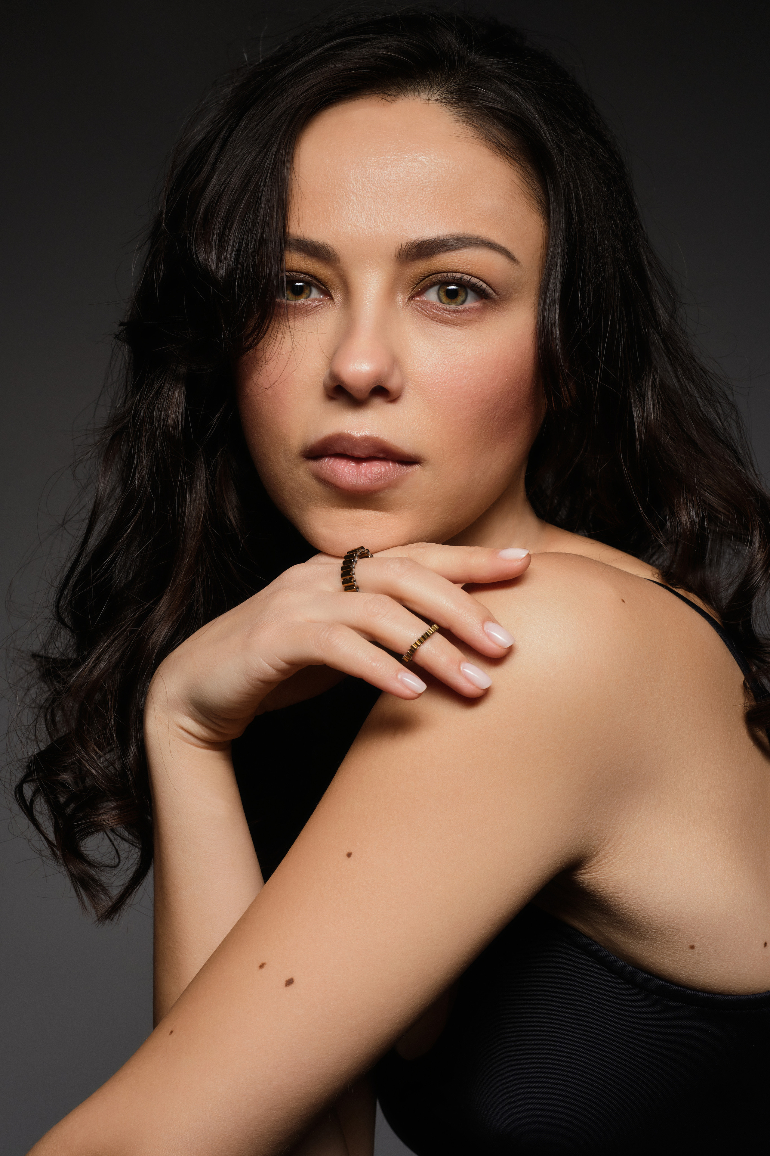 В портретной фотографии самым важным является именно человек.  Передать его индивидуальность через взгляд, эмоцию, микромимику — важнейшая задача в любой портретной съемке. Цель фотопортретов может быть самой разной: деловой портрет или бизнес-портрет, семейная или персональная съемка, рекламная портретная съемка для печати на афишах (публичные персоны) и на билбордах (реклама).