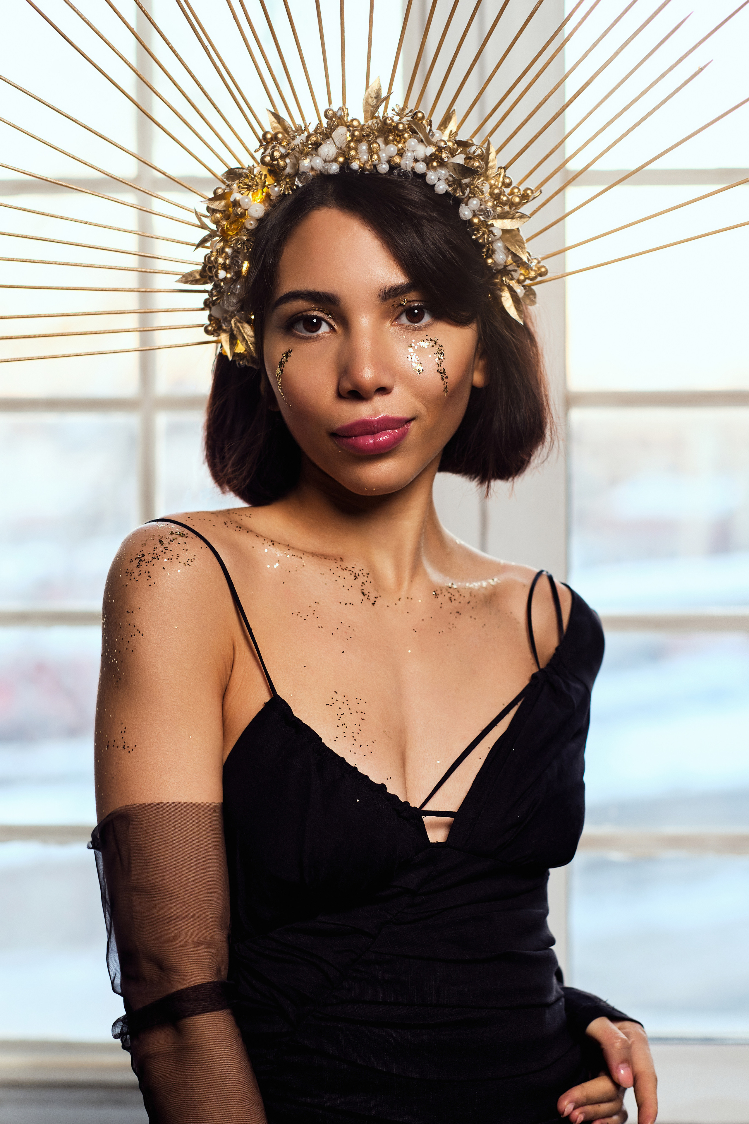 В портретной фотографии самым важным является именно человек.  Передать его индивидуальность через взгляд, эмоцию, микромимику — важнейшая задача в любой портретной съемке. Цель фотопортретов может быть самой разной: деловой портрет или бизнес-портрет, семейная или персональная съемка, рекламная портретная съемка для печати на афишах (публичные персоны) и на билбордах (реклама).