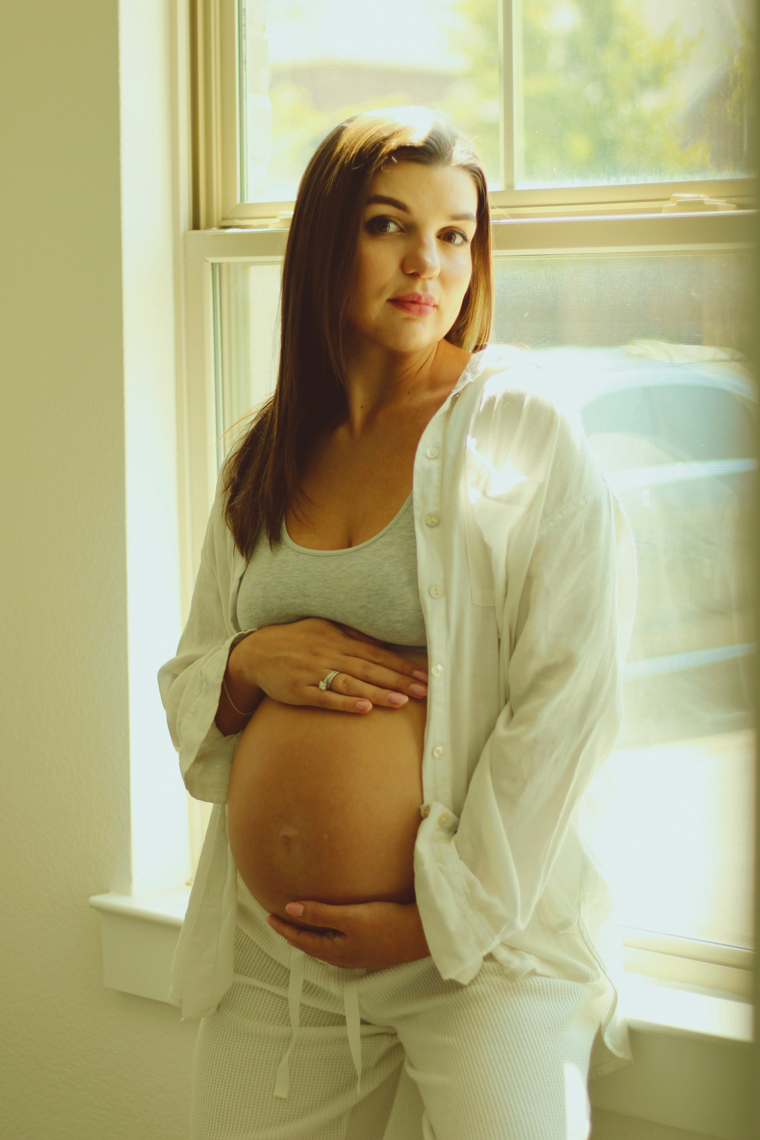 Maternity, Family & Pregnancy Photoshoot at Home. Lana Petrychenko — Portrait & Family Photographer. Valencia, Spain