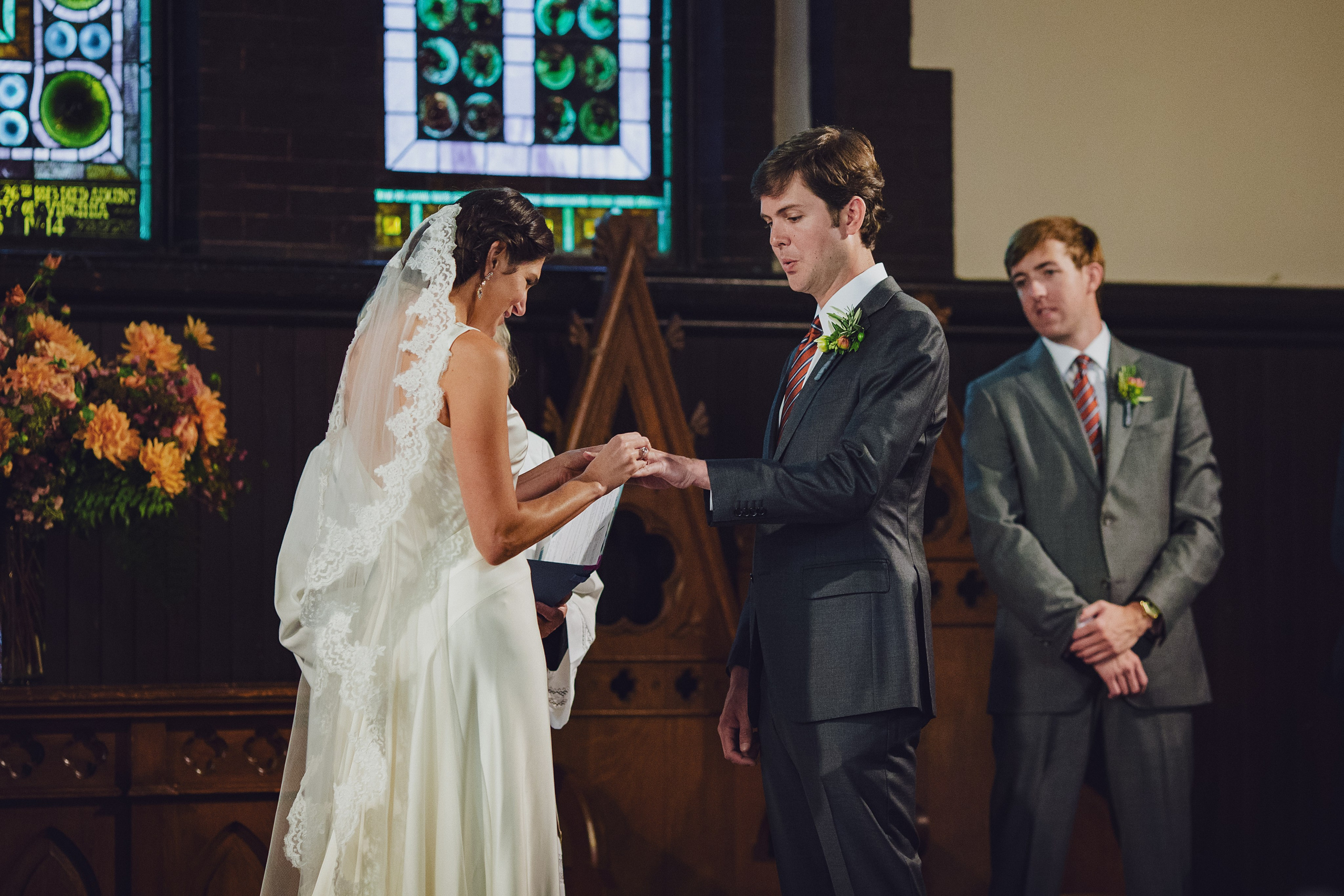 Фотограф в Ирландии Дублин свадьба жених невеста улыбка церковь гости фотки топ свадебных фотографов