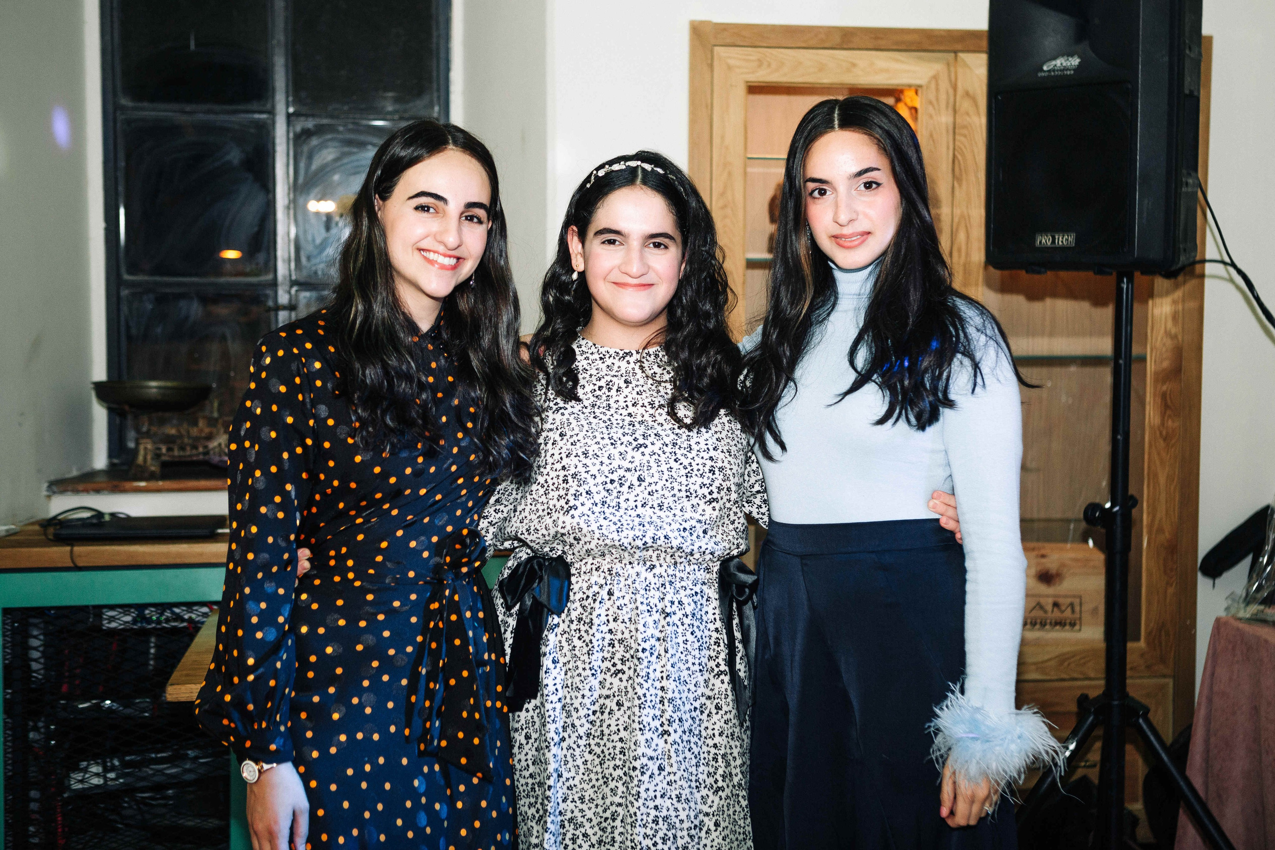 PARTY IN A RESTAURANT WITH THE WHOLE FAMILY. Https://shi-photo.com/