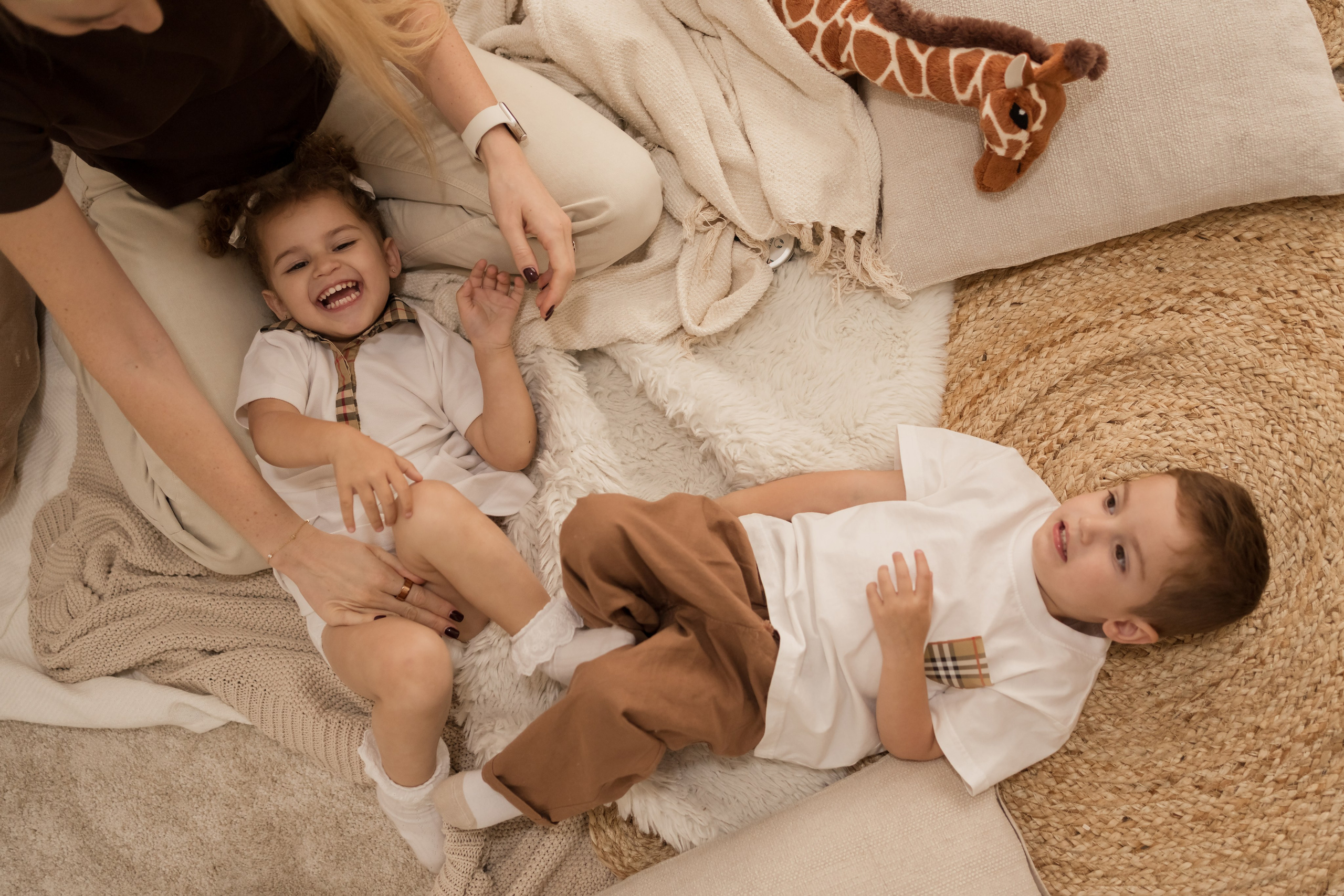 Home studio session — fun and giggles!. Angela Iakovleva — Family Photographer in Dubai