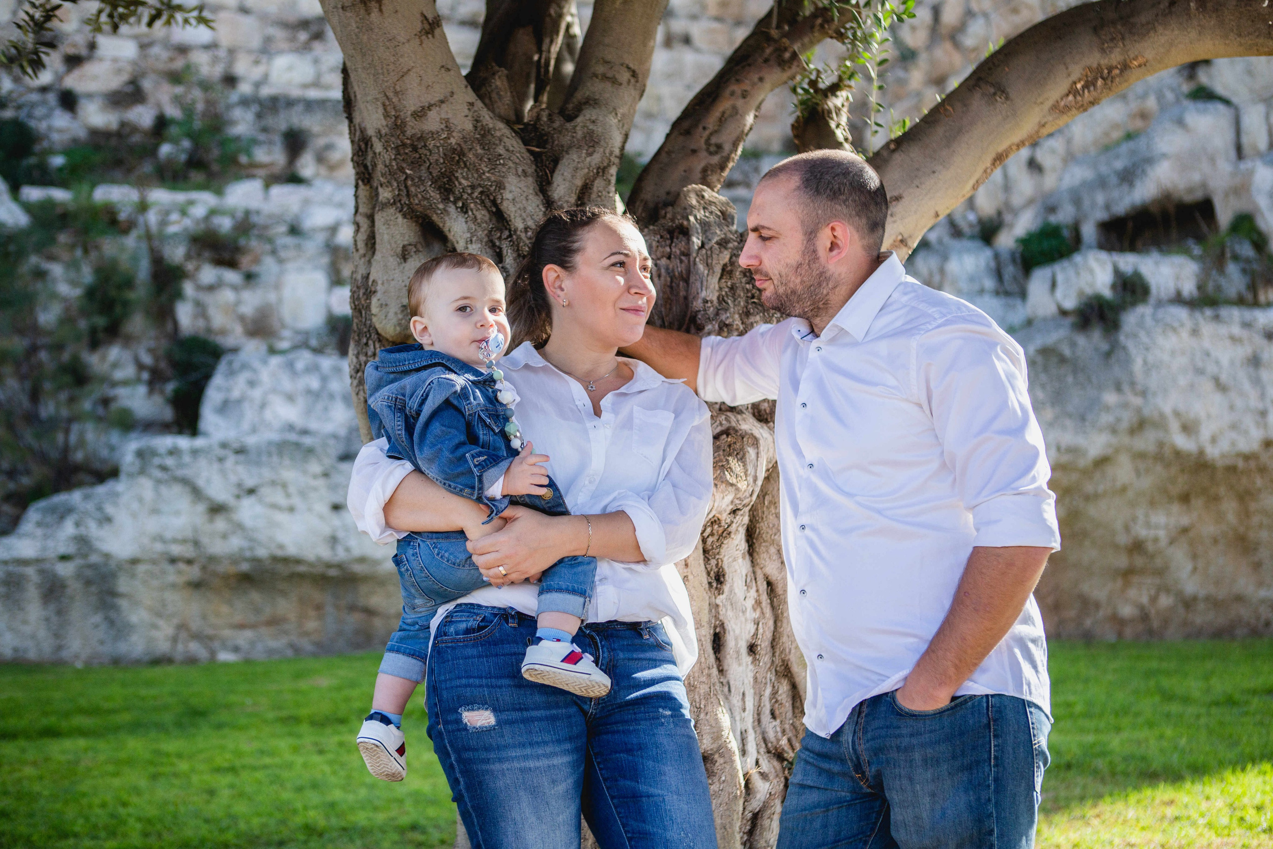 AT THE WALLS OF THE OLD CITY. PHOTOGRAPHER IN ISRAEL