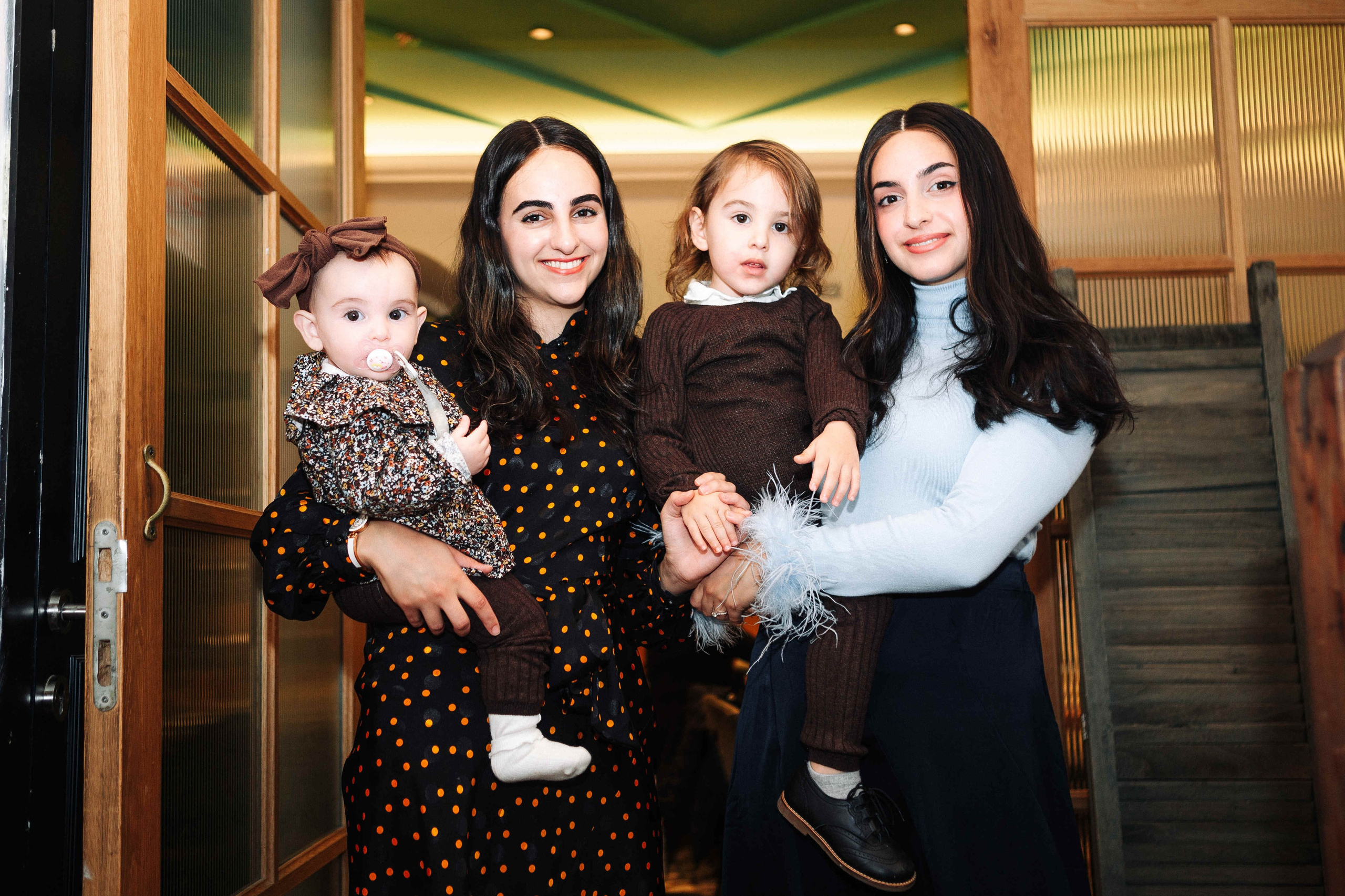 PARTY IN A RESTAURANT WITH THE WHOLE FAMILY. Https://shi-photo.com/