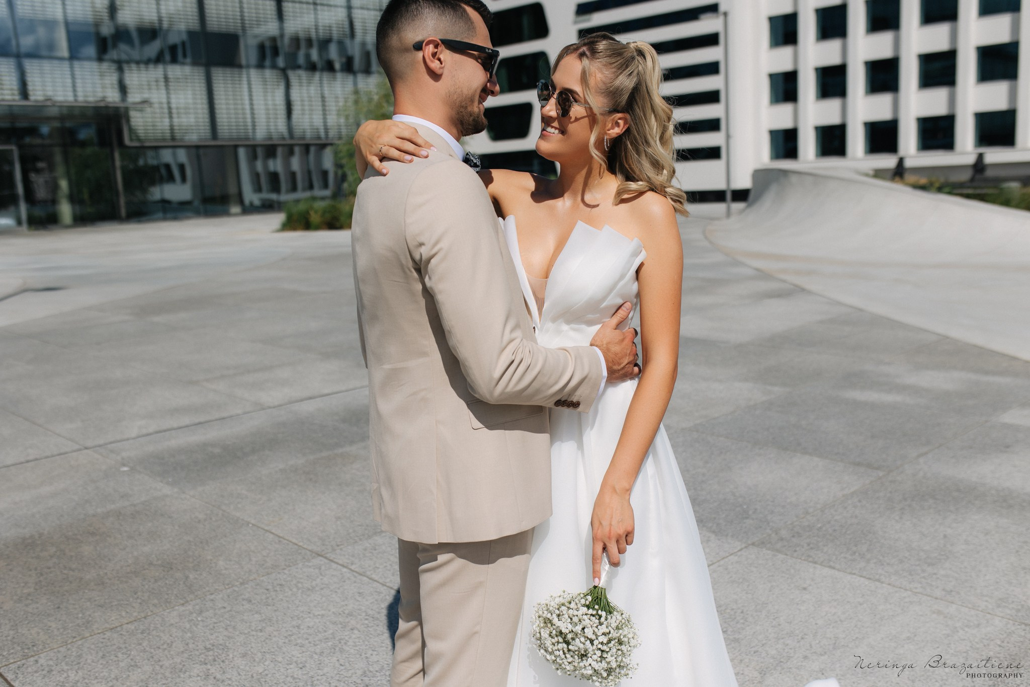 Vestuvinė fotosesija Kaune, Vienybės aikštėje, prie Lietuvos banko
