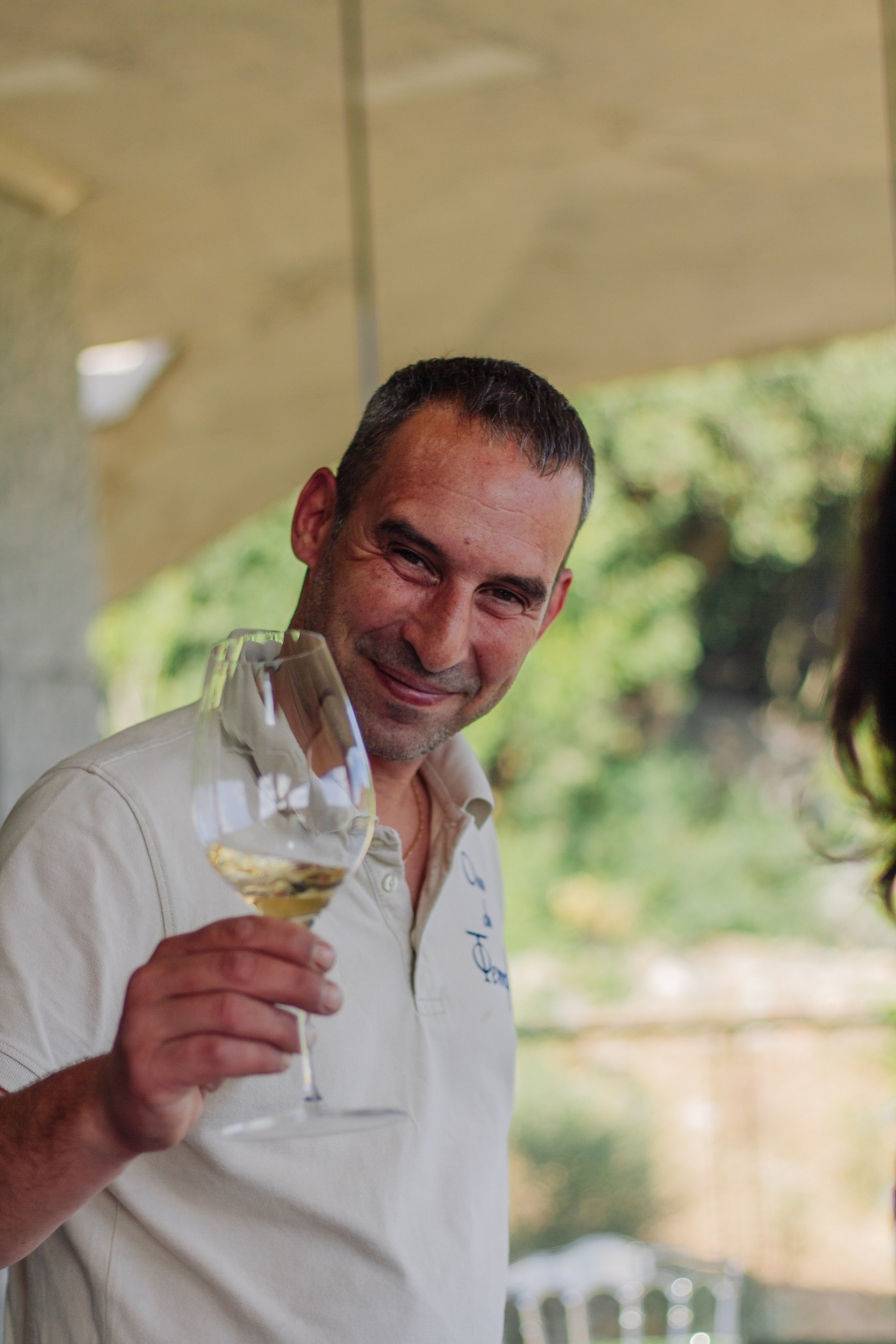 Photographe pour sommelière – Séance photo professionnelle pour entreprise. Photographe professionnelle à Poitiers, Tours et Châtellerault | Studio photo entre Poitiers et Tours – portraits, familles, entreprises, ma