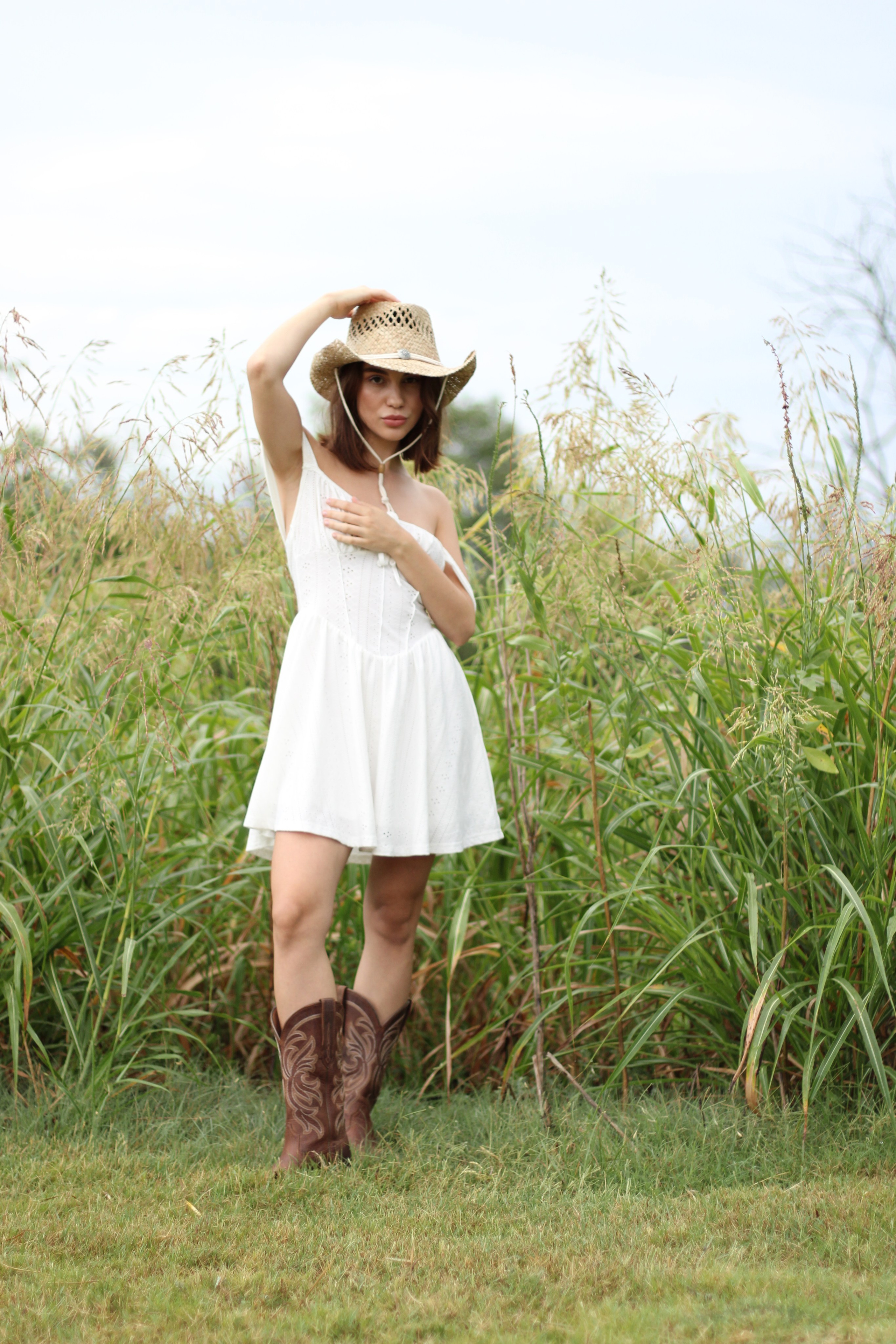 Countryside cowgirl-style portrait photoshoot. Lana Petrychenko — Portrait & Family Photographer. Valencia, Spain