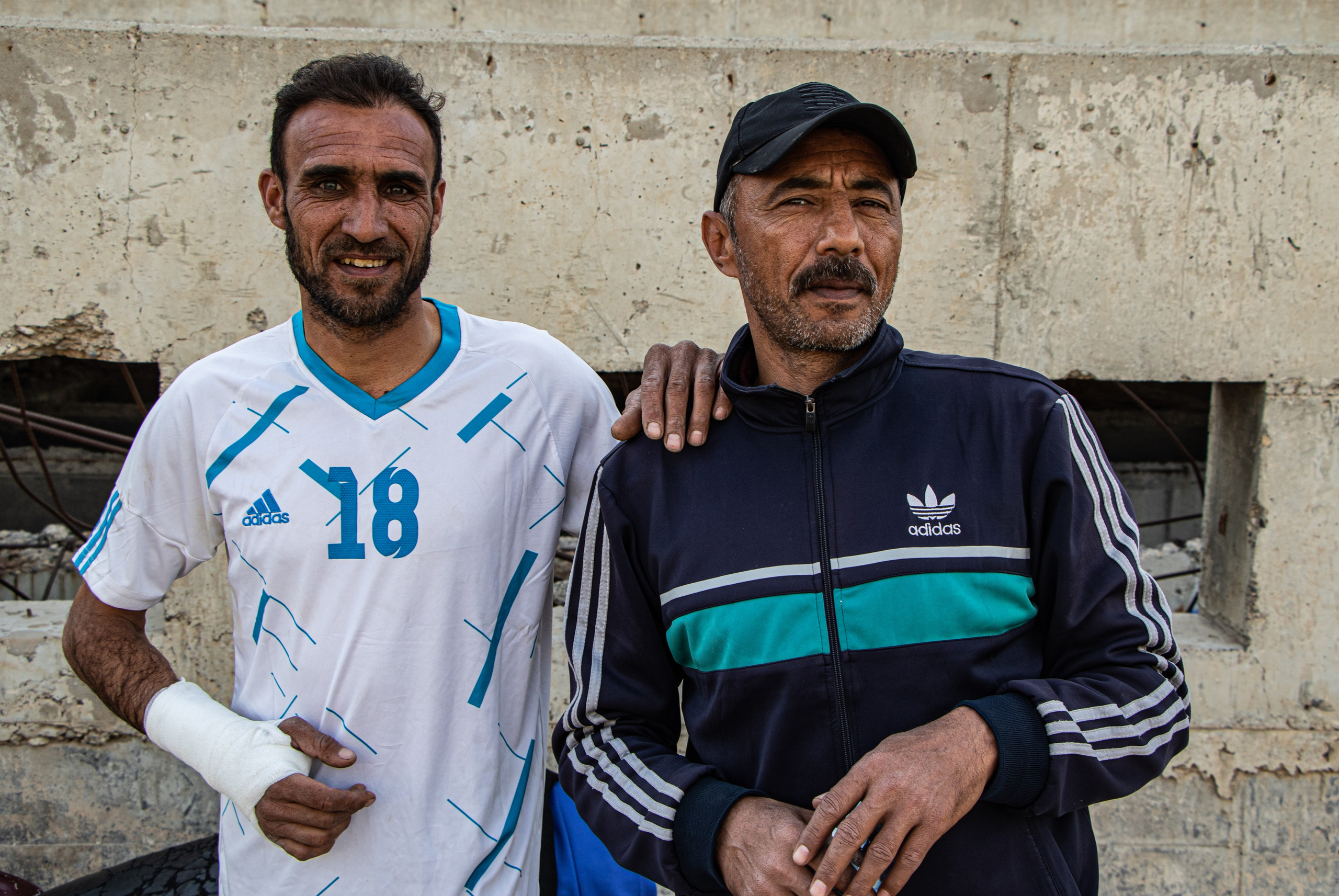 Des joueurs de football s’entraînent dans le stade de Mossoul, un lieu symbolique marqué par la guerre.