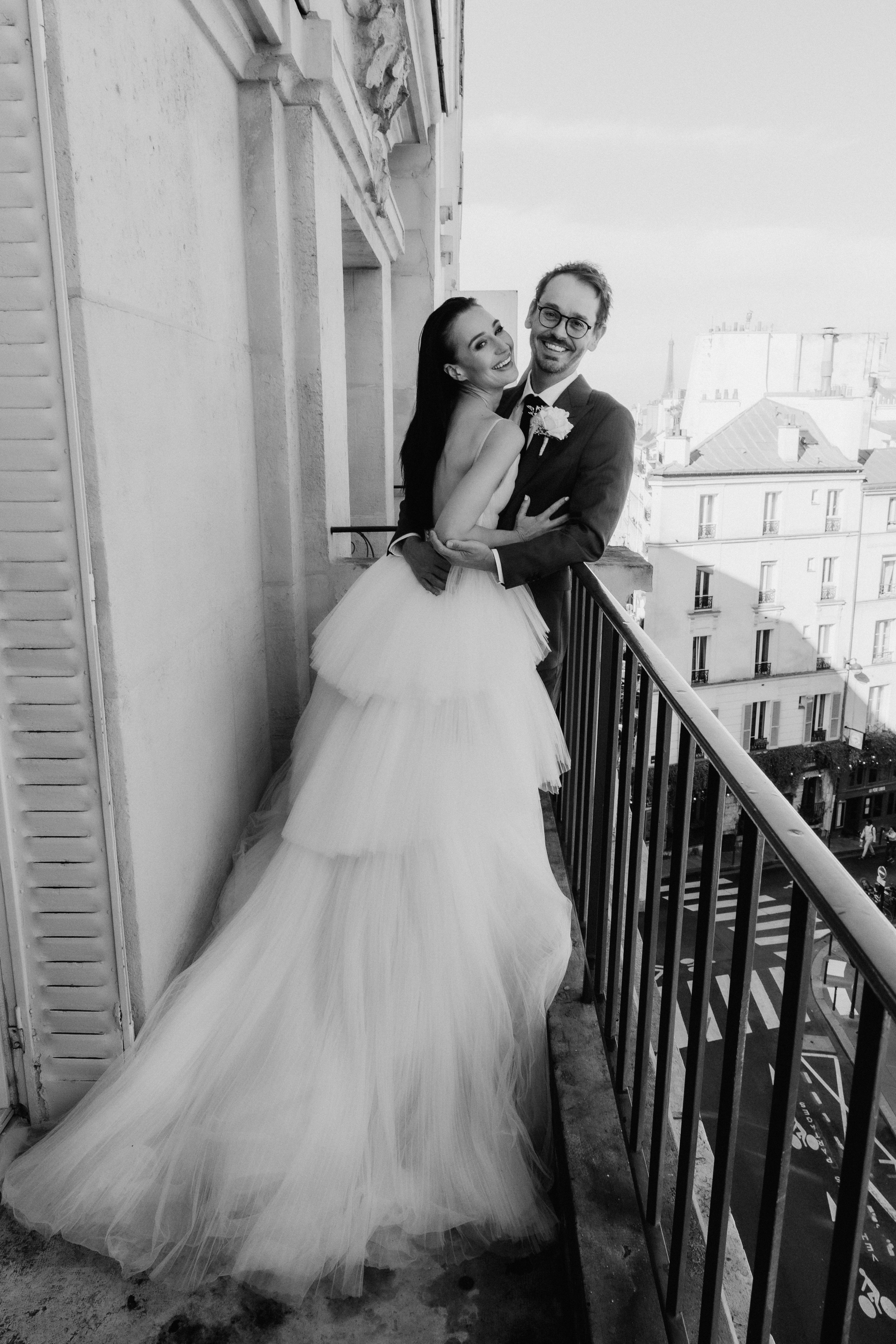 Suzi & Alex | Paris Wedding with a Vintage Car. Paris Wedding Photographer