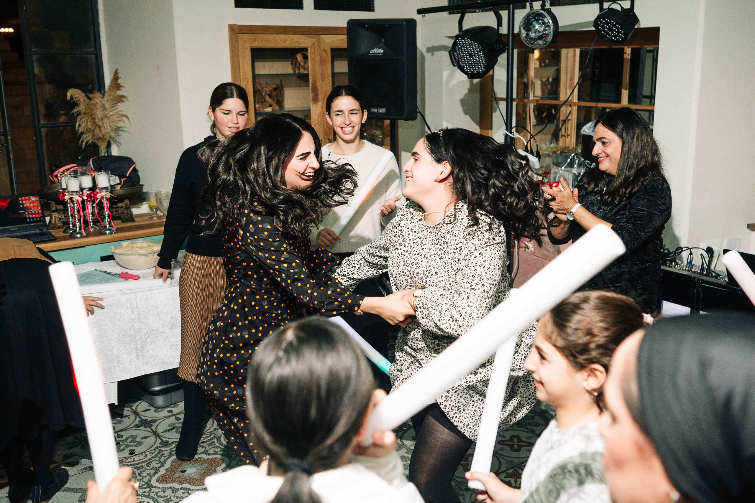 PARTY IN A RESTAURANT WITH THE WHOLE FAMILY. Https://shi-photo.com/