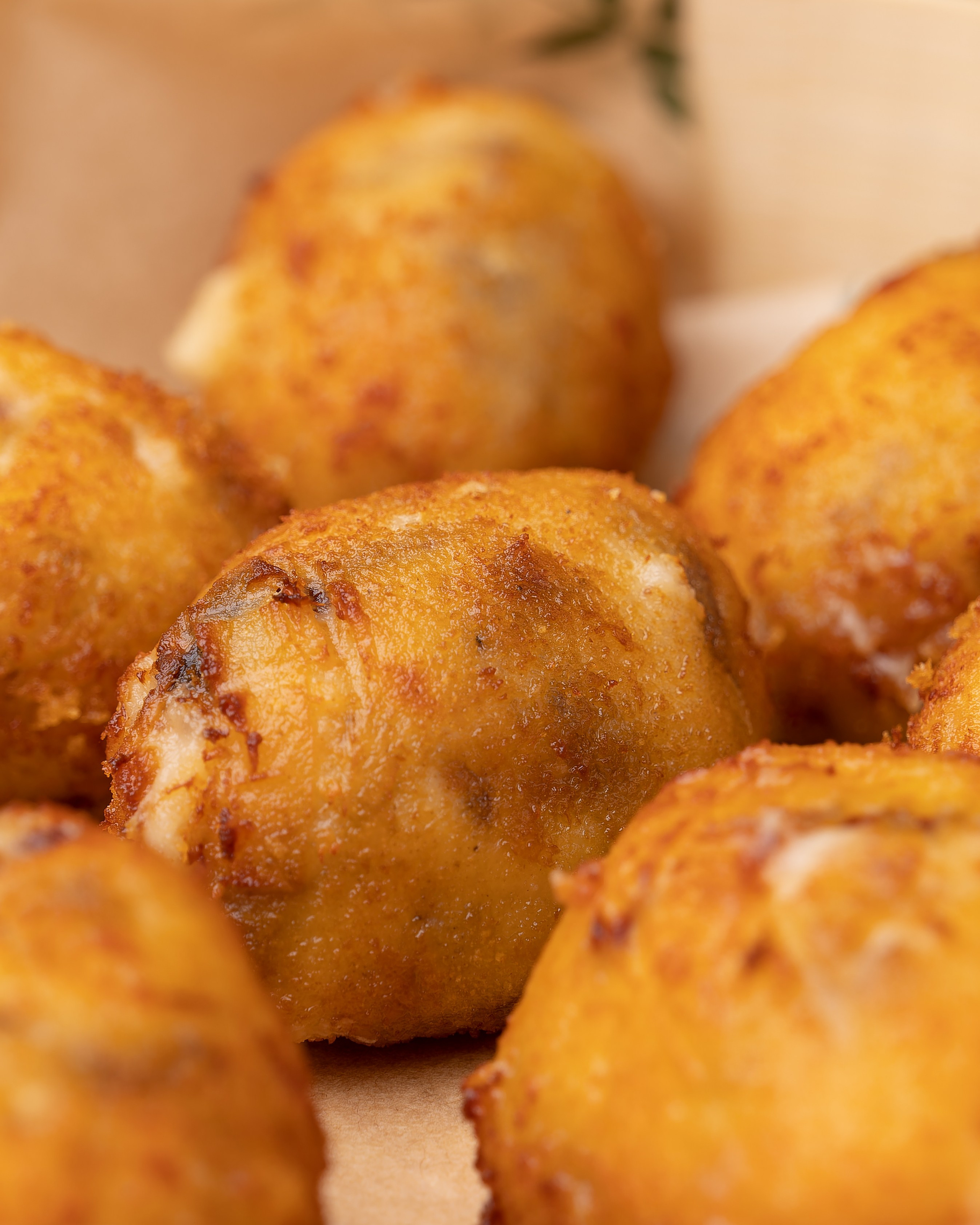 Imagen de comida cuidadosamente emplatada sobre fondo oscuro, capturando detalles y contraste visual.