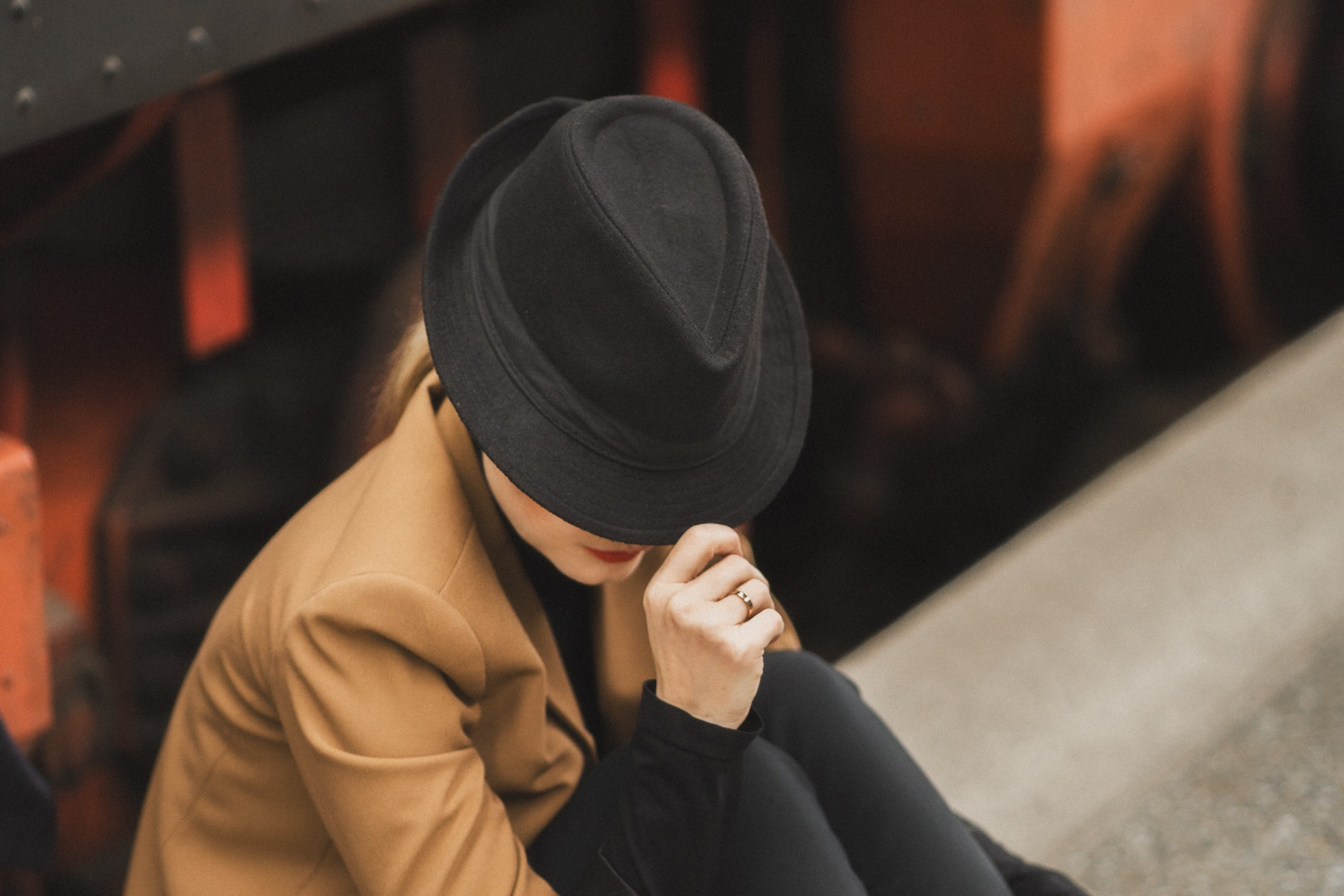 Nachdenklicher Moment, Frau mit Hut senkt den Blick – künstlerisches Portrait