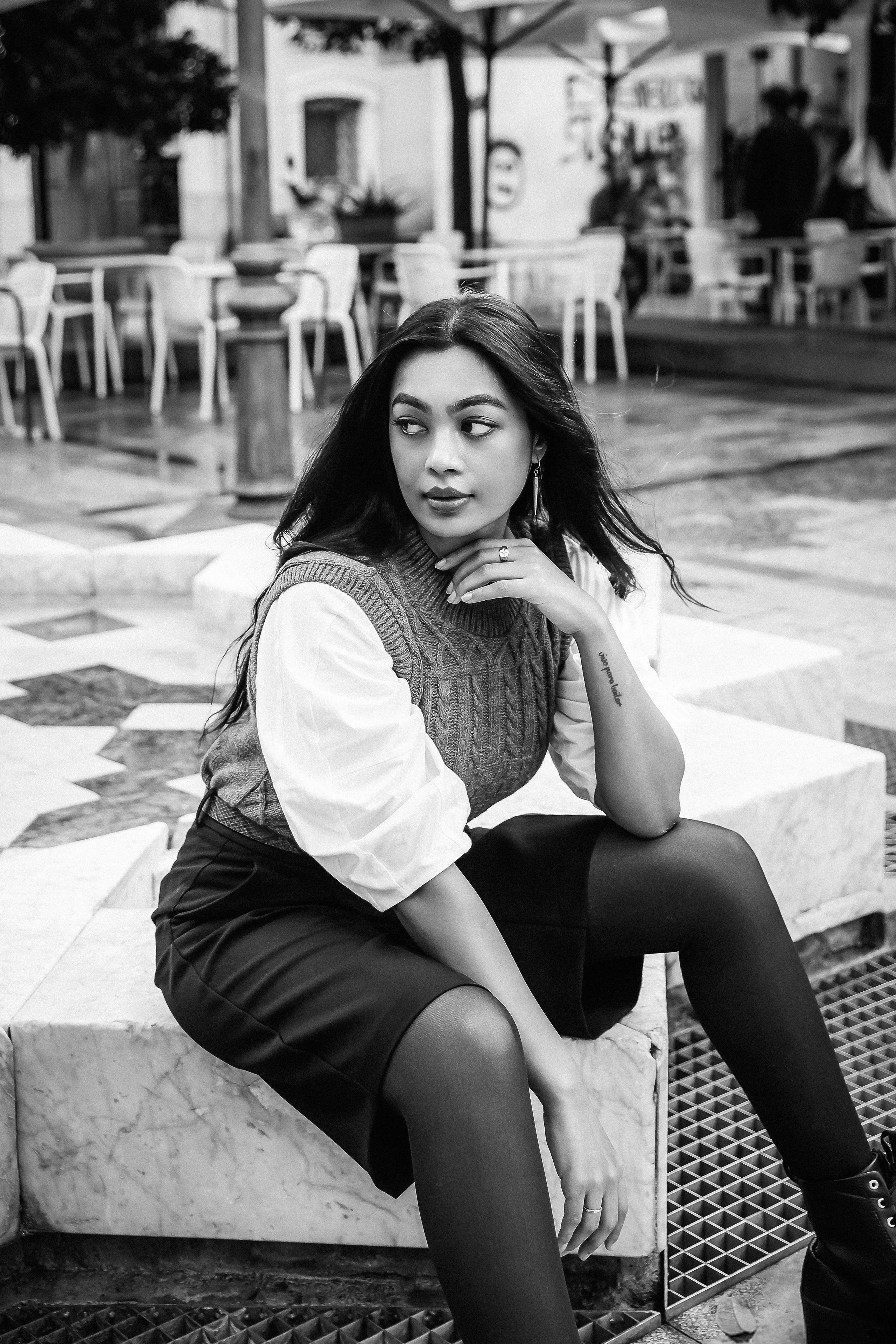 Стильная женская портретная фотосессия в кафе в Валенсии, Испания — сочетание городской элегантности и индивидуальности для современной портретной фотографии в Валенсии и по всей Испании.
