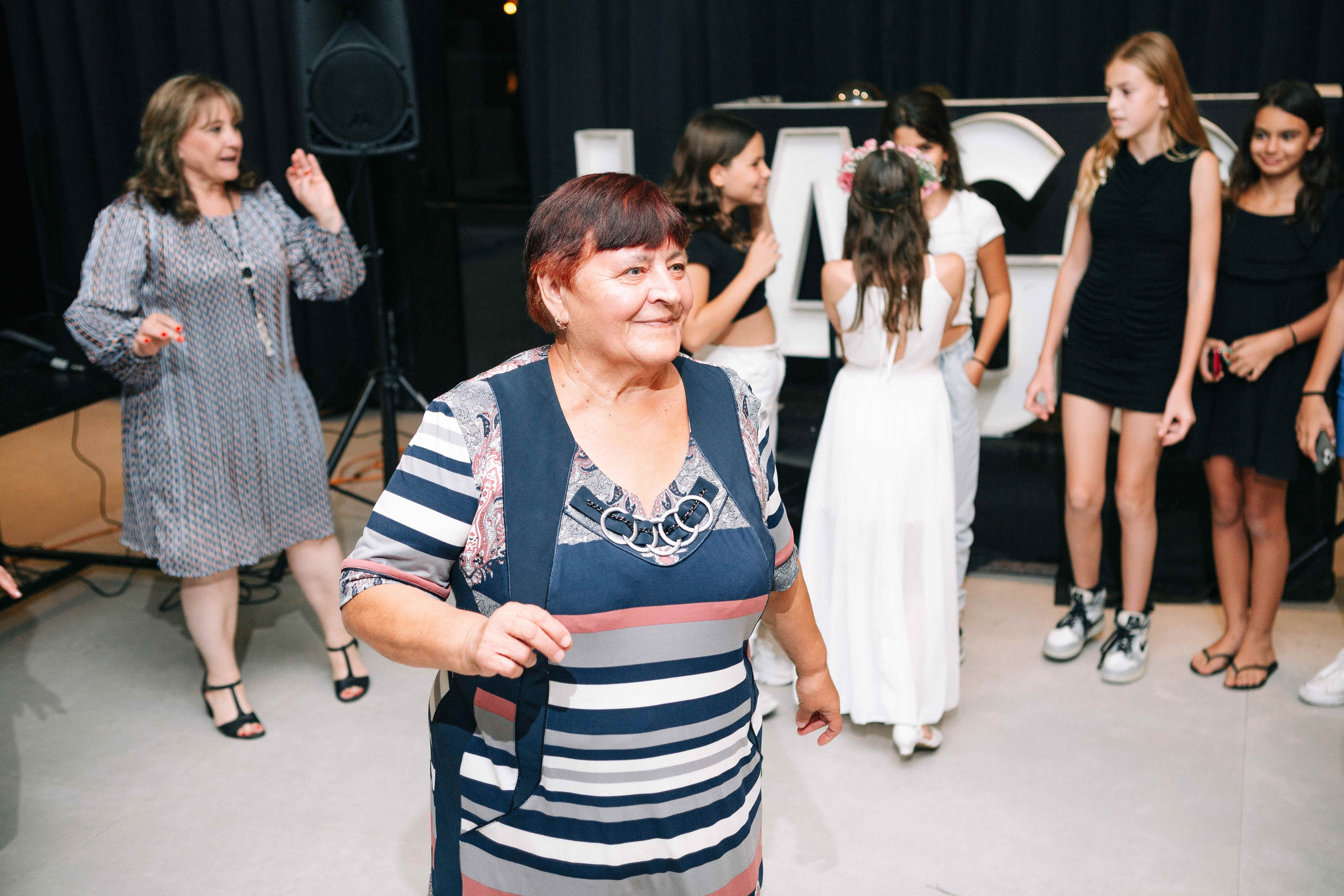 PARTY WITH FRIENDS. Https://shi-photo.com/