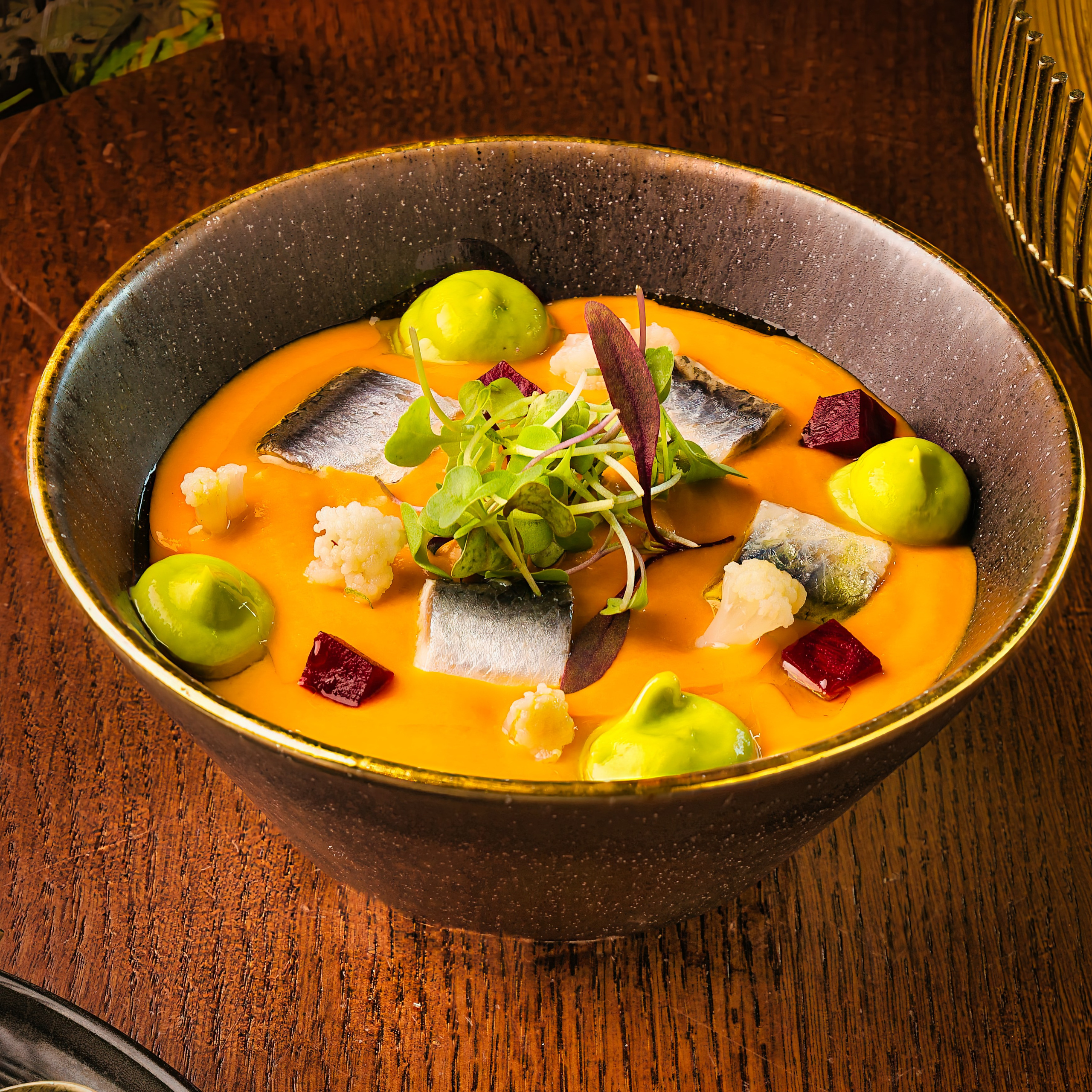 Fotografía profesional de un plato gourmet con iluminación natural, destacando texturas y colores vibrantes.