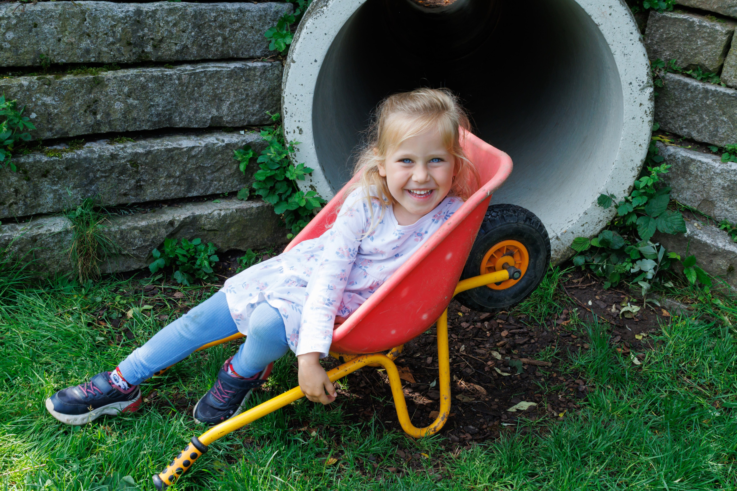Mädchen in Schubkarre Kindergarten Kita Kindergartenkind Kindergartenfotografie Fotografie Jaddafotografie Kindergartenbretzfeld Bretzfeld Heilbronn Öhringen Ilsfeld Kitafotografie Kindergartenfotografin