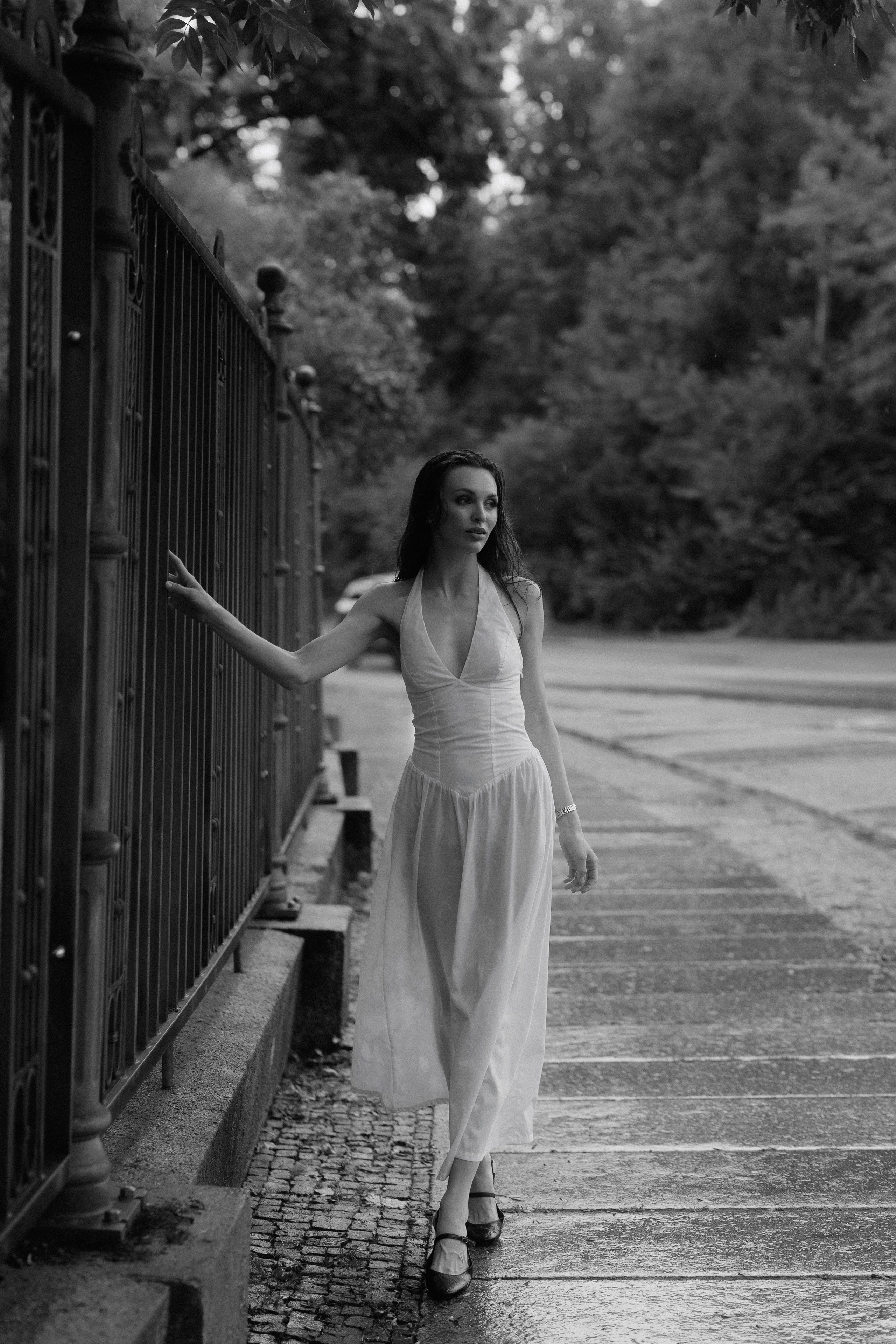 Between Rain and Light — Black & White Portrait Session in Leipzig. Кристина Кожельцова — чёрно-белая портретная фотография в Лейпциге. Германия