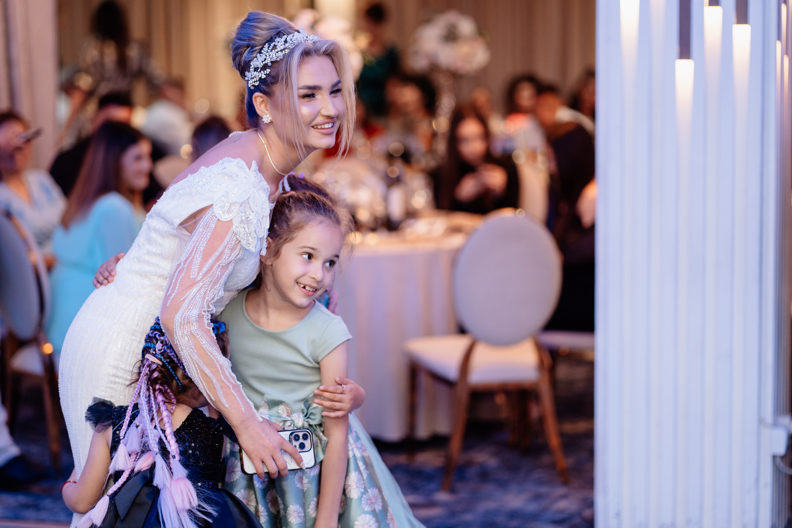 Moment emoționant între miri în ziua nunții, surprins într-un cadru natural și romantic, la Bolintin-Vale. Fotografie de nuntă profesională, editată artistic pentru a evidenția emoția și eleganța evenimentului.