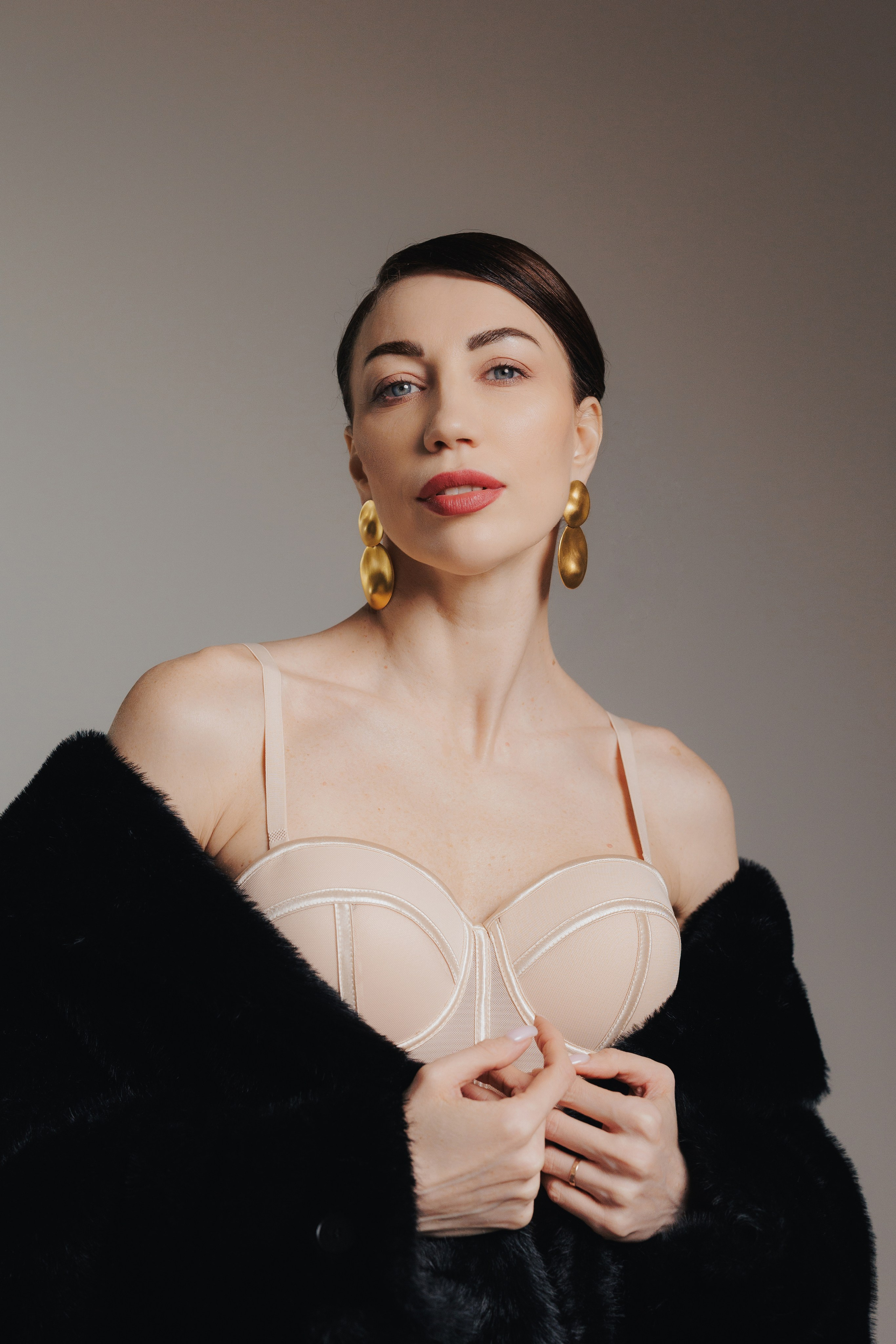 Modern studio portrait of a woman in an elegant off-shoulder outfit with minimalist styling and soft cinematic lighting, photographed in Leipzig, Germany. Современный студийный портрет женщины в элегантном образе с открытыми плечами и минималистичным стилем, снятый в мягком кинематографичном свете в Лейпциге, Германия.