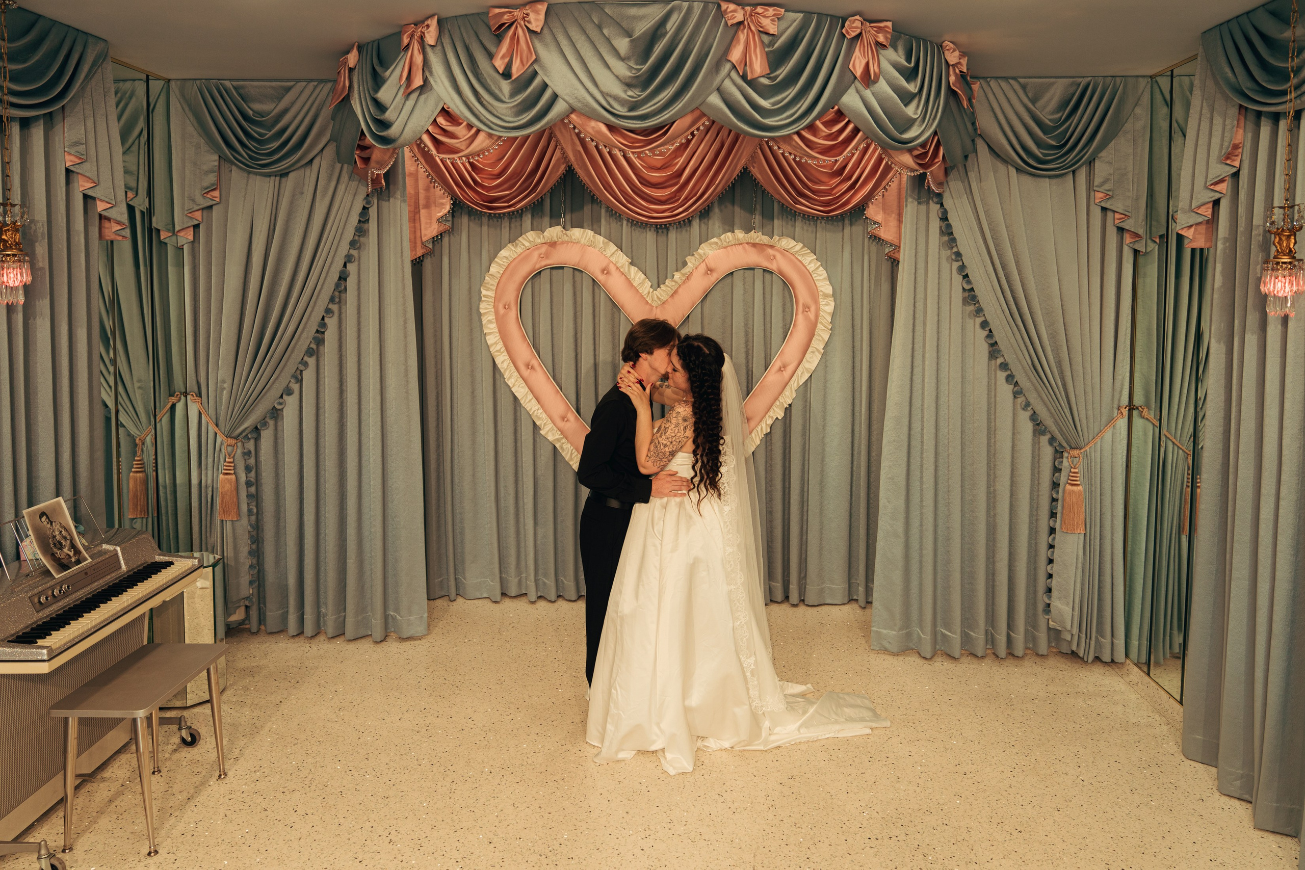 Wanda&Chance. Wedding & elopement photographer Viktoriya Kravtsov. Las Vegas