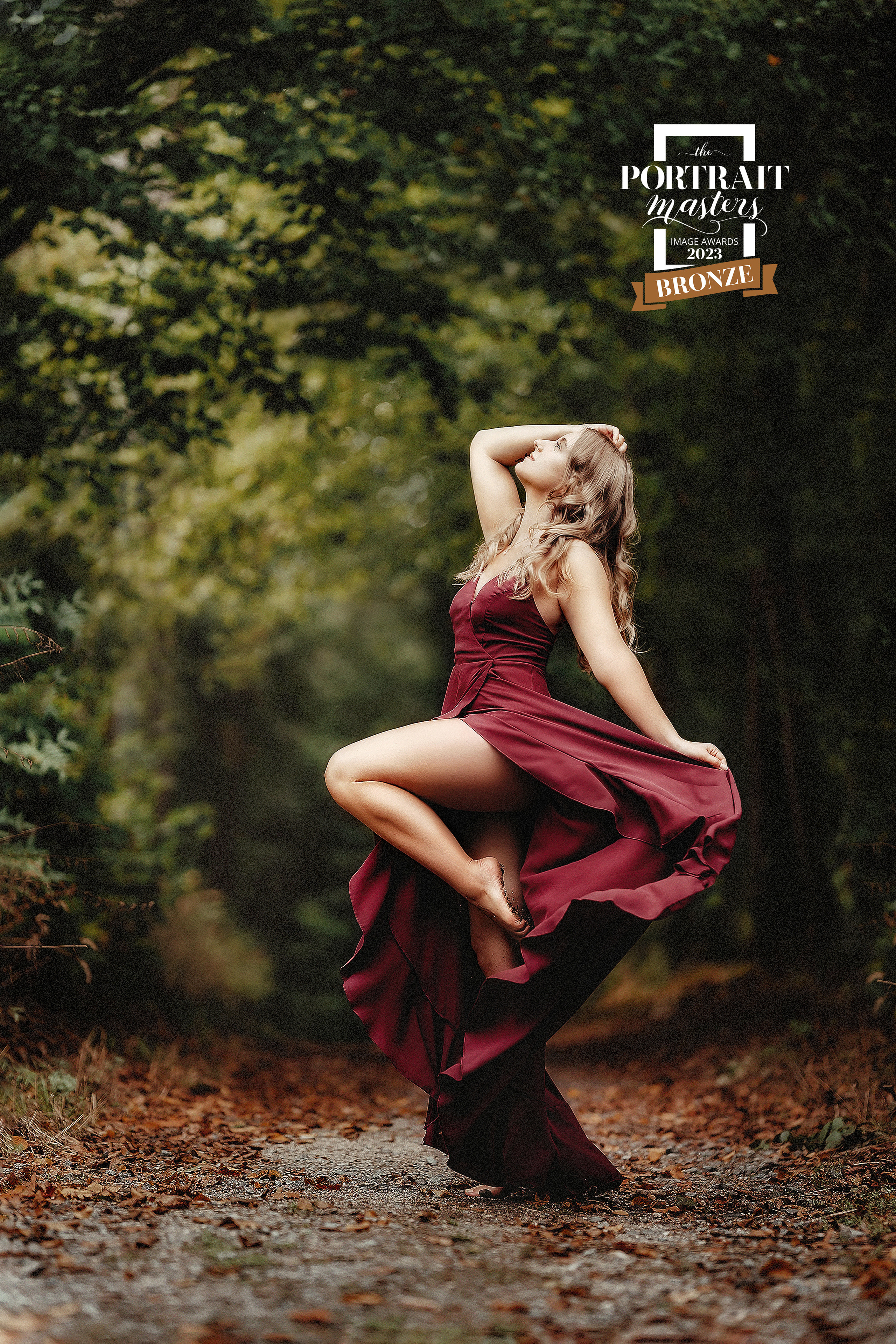 Junge Frau im herbstlichen Park im roten Kleid 