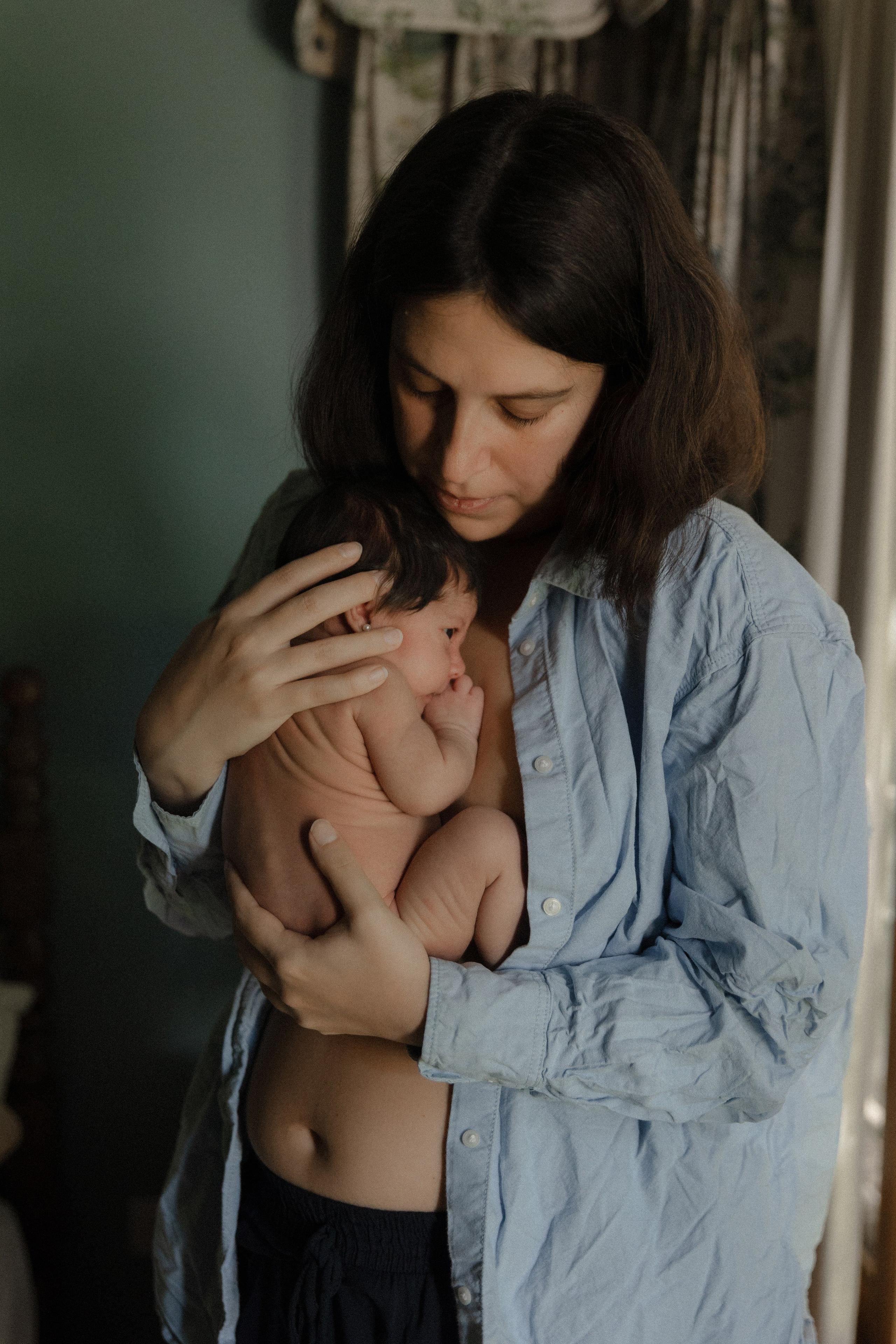 Sesión en casa con recién nacido y mamá — Dulzura y momentos reales. Photographer in Santiago, Chile Anna Almazova