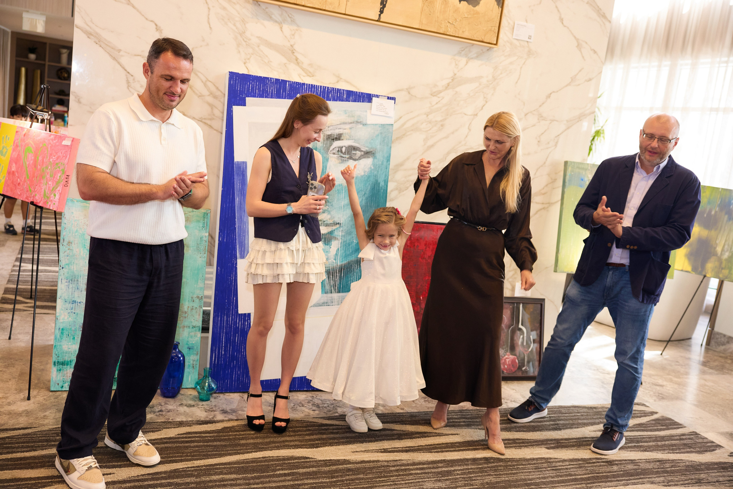 Авторская благотворительная художественная выставка Дианы Бортник. Фотограф Юлия Маковеева